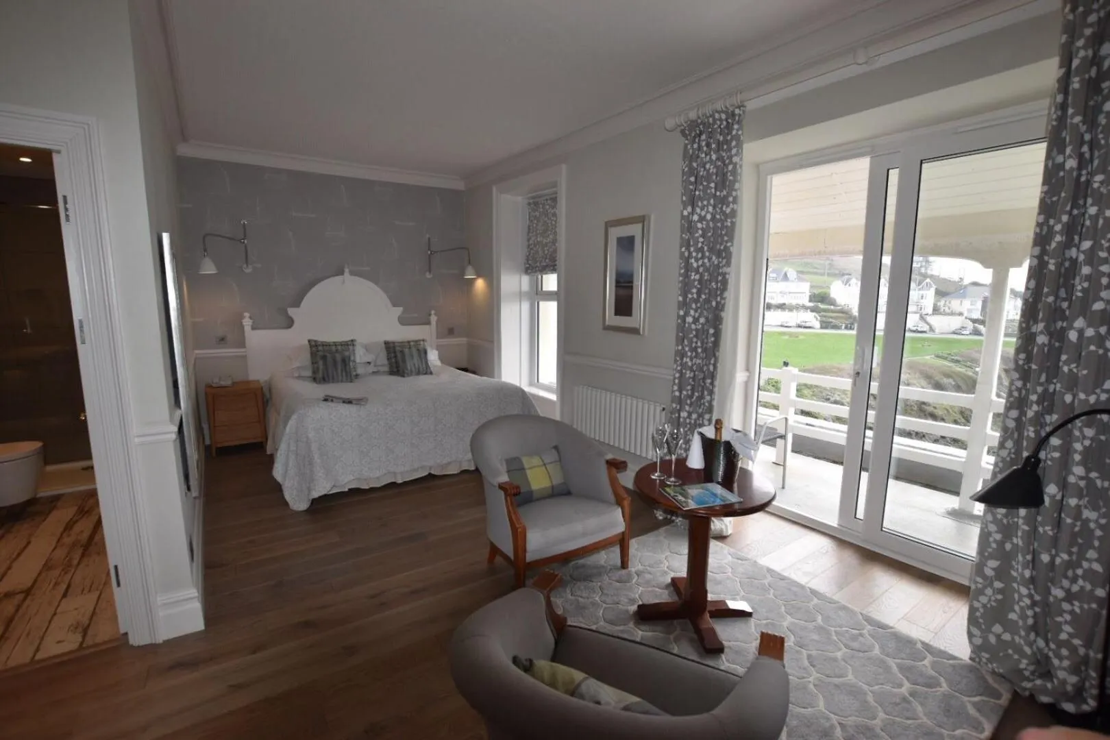 Deluxe Double Room with Balcony and Sea View in Watersmeet Hotel