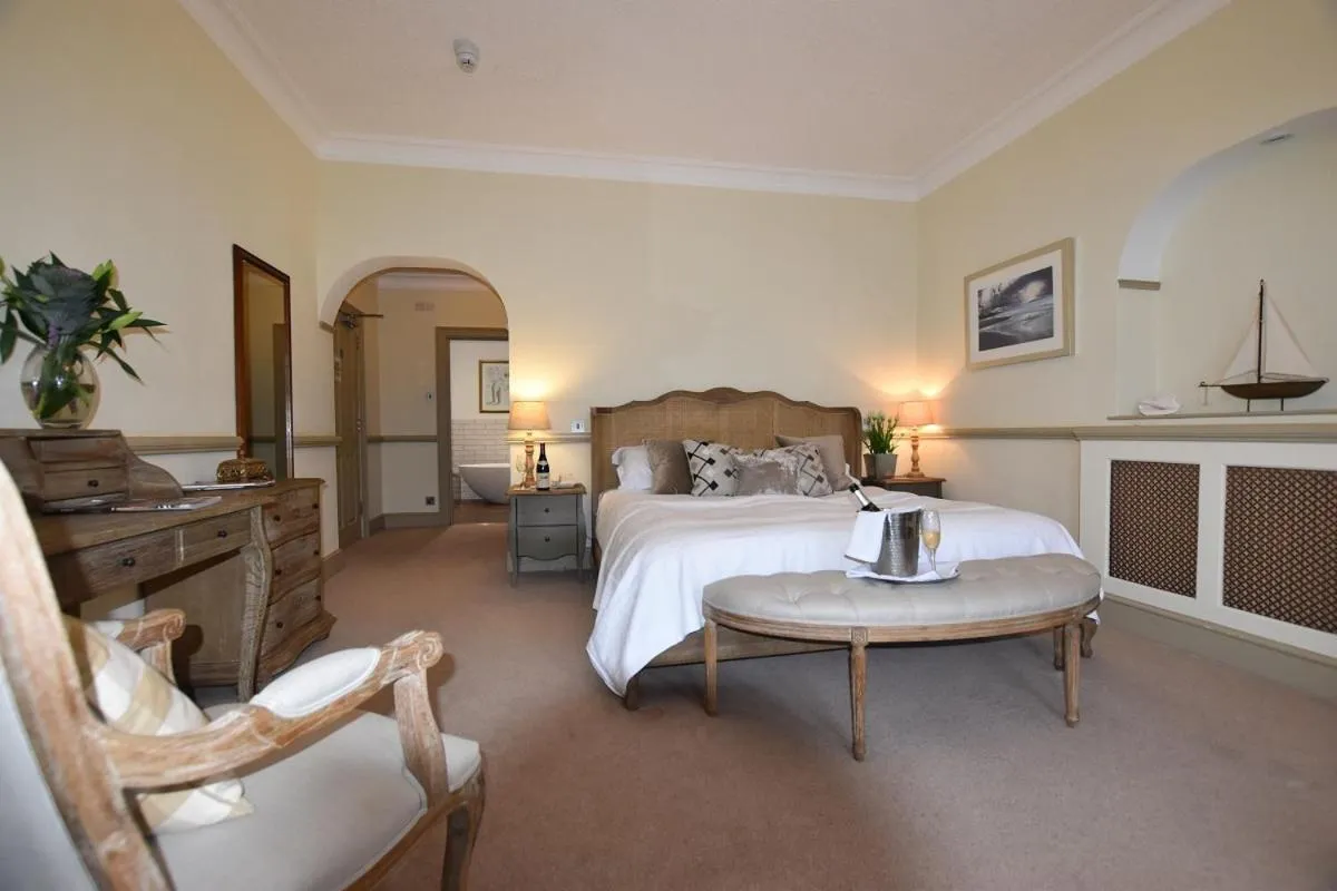 Deluxe Suite Bay Room in Watersmeet Hotel