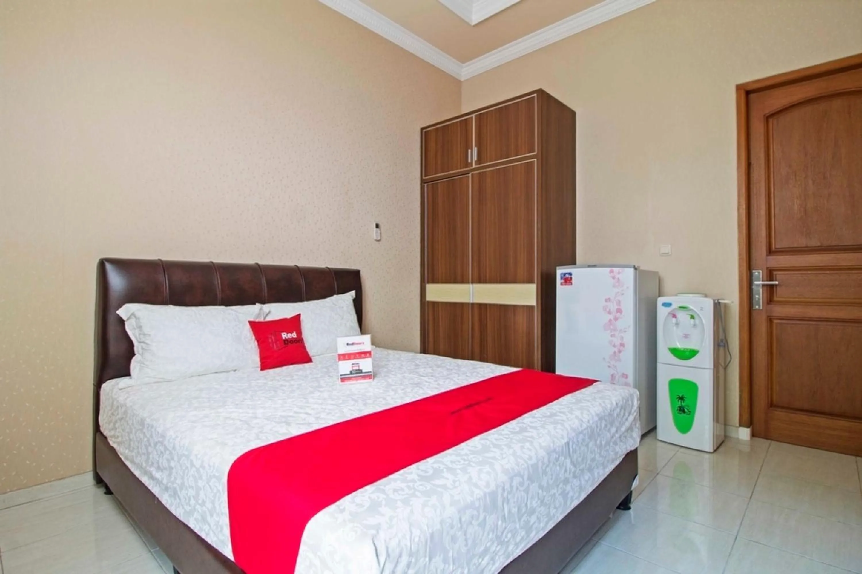 RedDoorz Double Room in RedDoorz Syariah near Mercu Buana University