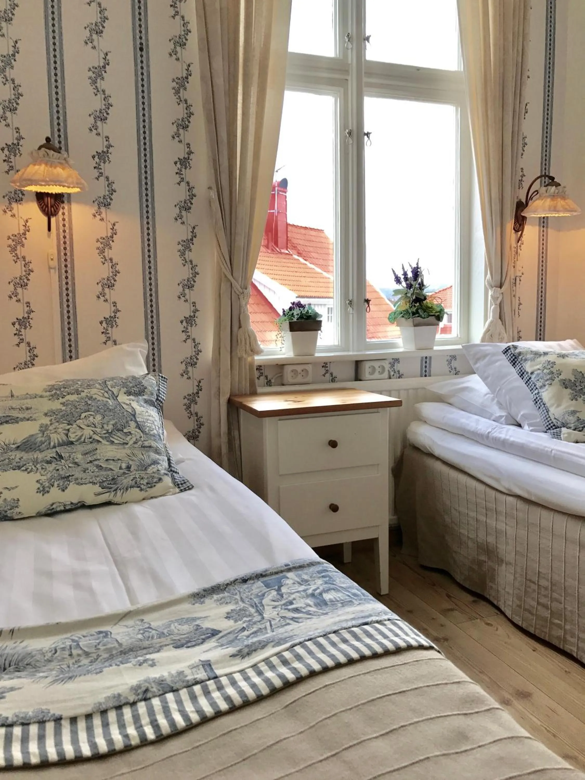 Twin Room with Shared Shower and Toilet in Hotell Viking