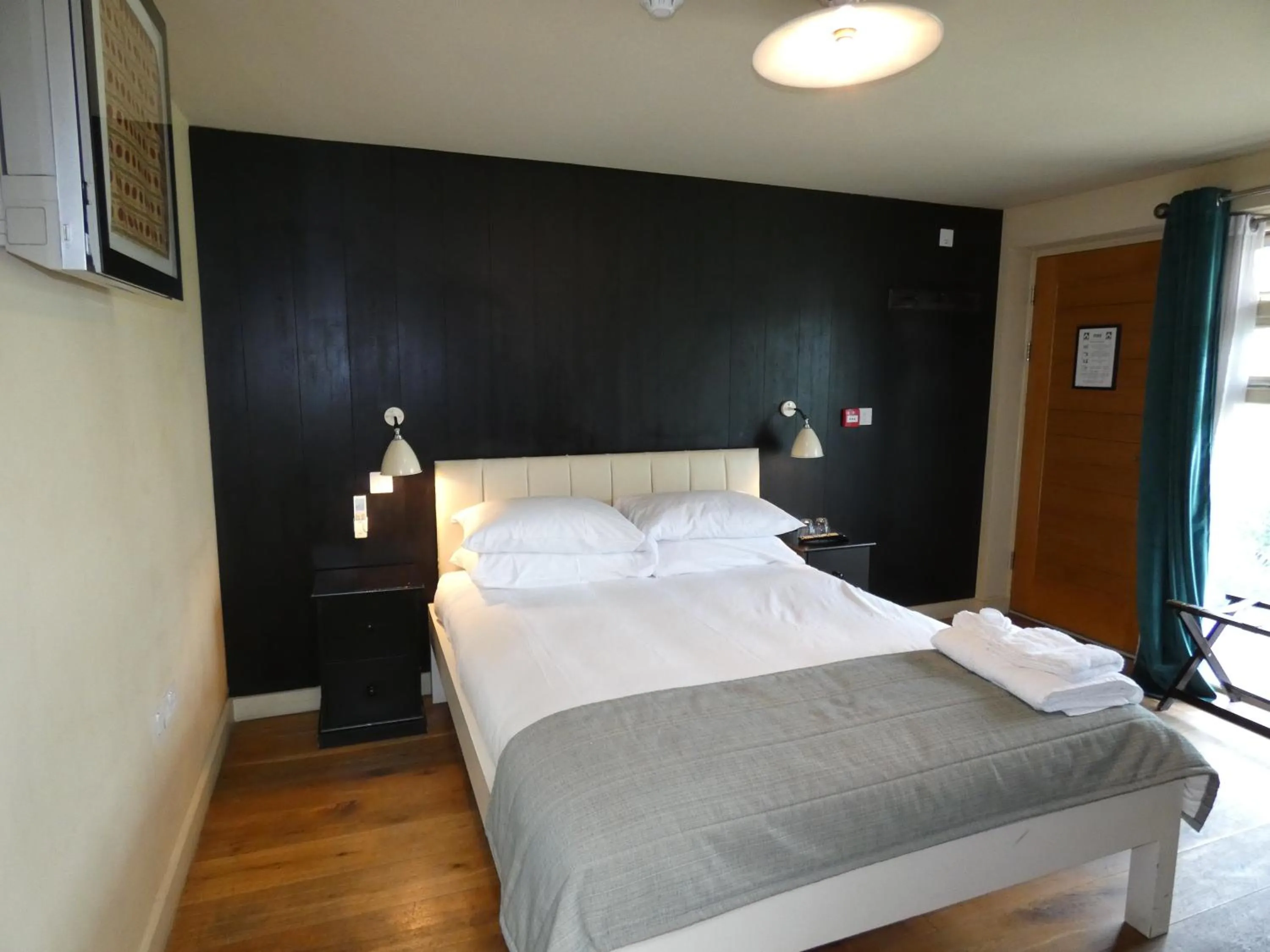 Standard Double Room with Garden in Stoke Place- Part of the Cairn Collection