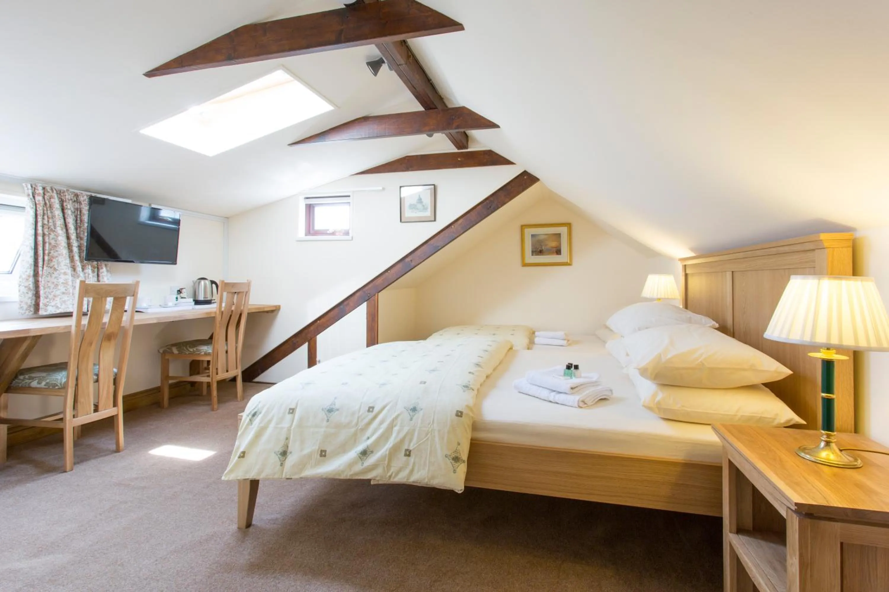 Deluxe Double or Twin Room in Oakwood Bed and Breakfast Heathrow