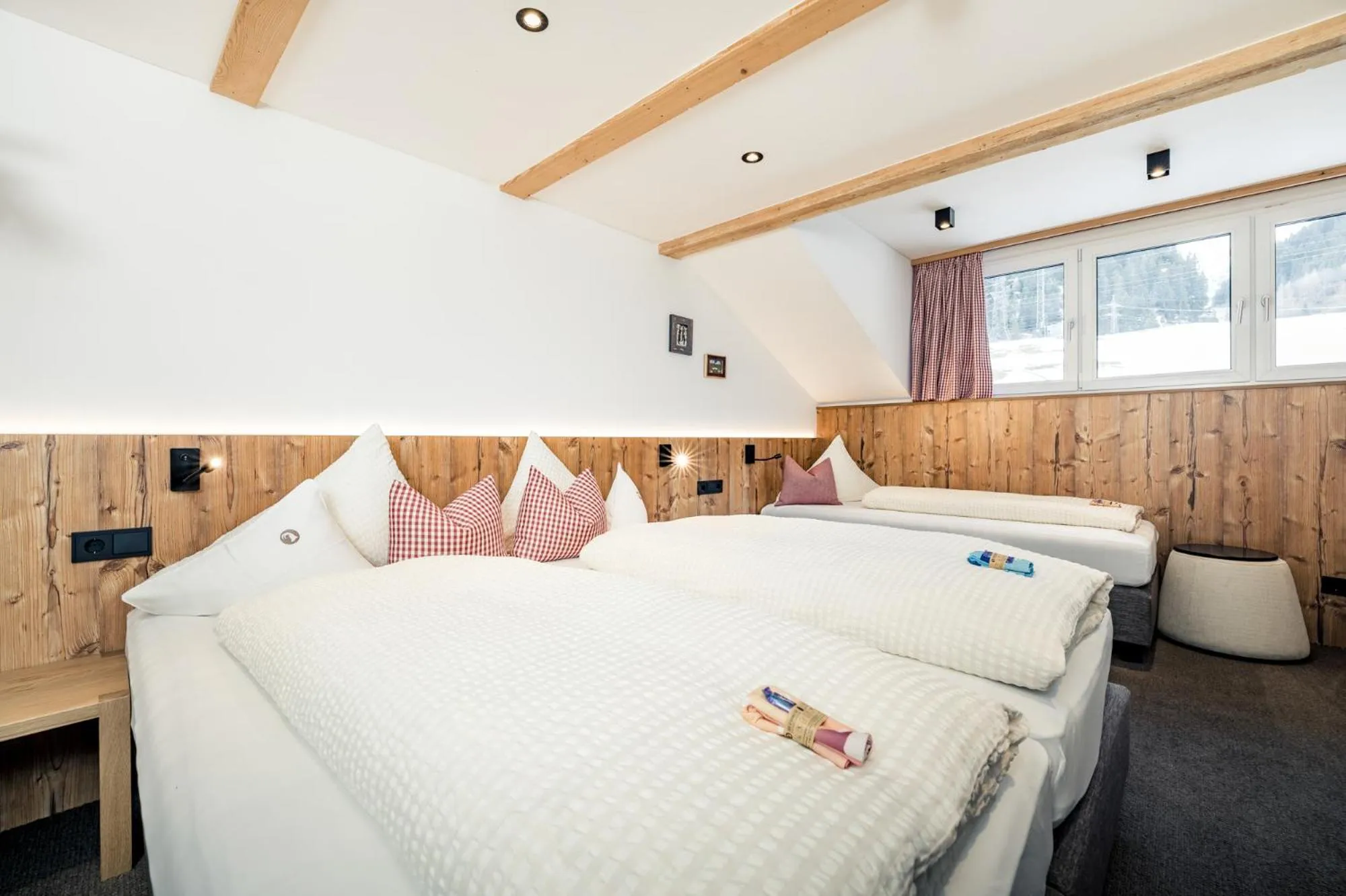 Comfort Triple Room in Pension der Steinbock - das 300 Jahre alte Bauernhaus - TIROL