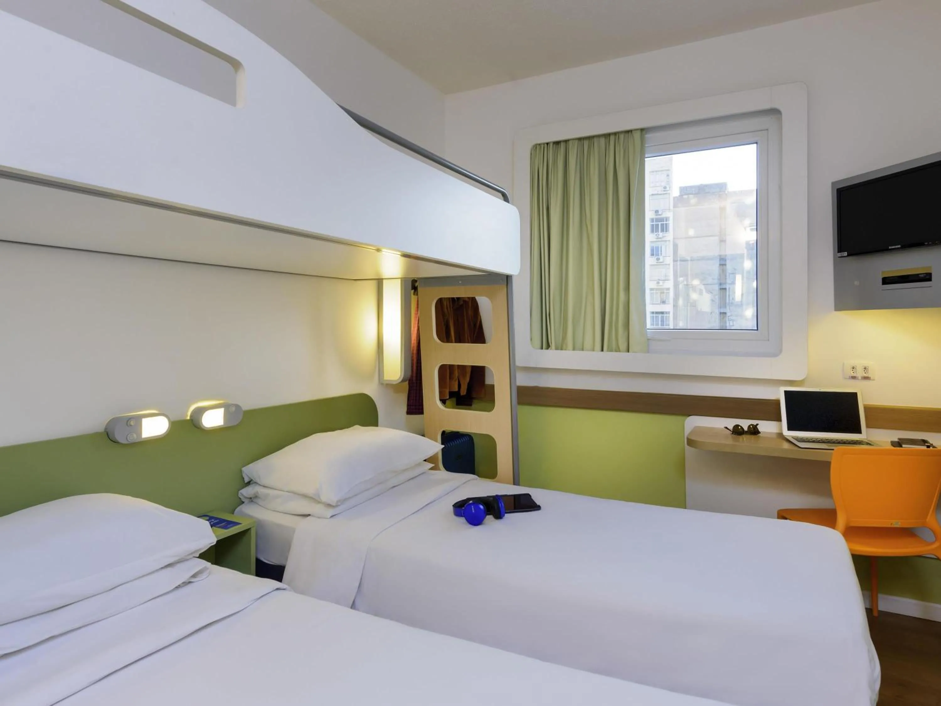 Standard room - 2 twin beds and 1 bunk bed in ibis budget Porto Alegre - Super Econômico