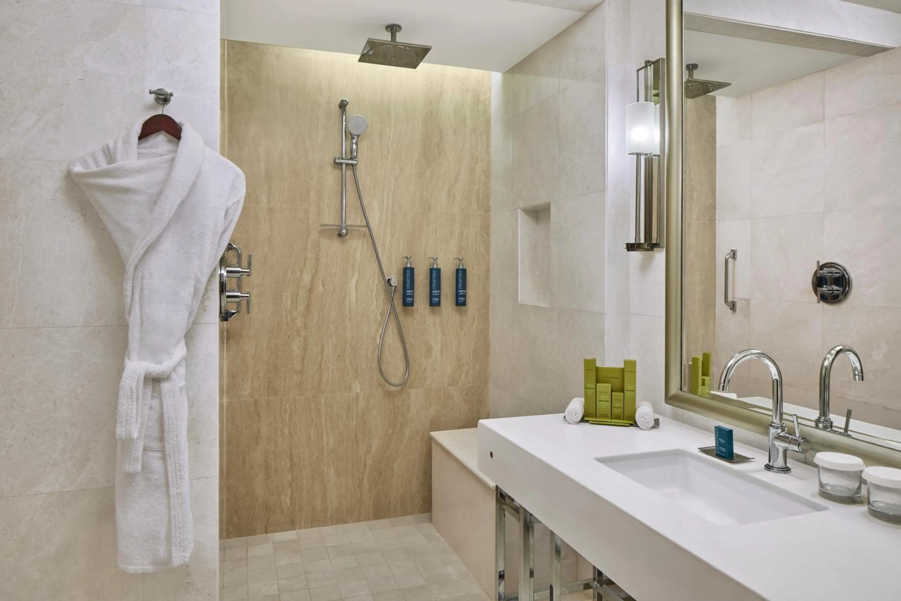 Deluxe Room with Three Single Beds with Partial Haram View in Hilton Hotel & Convention Jabal Omar Makkah