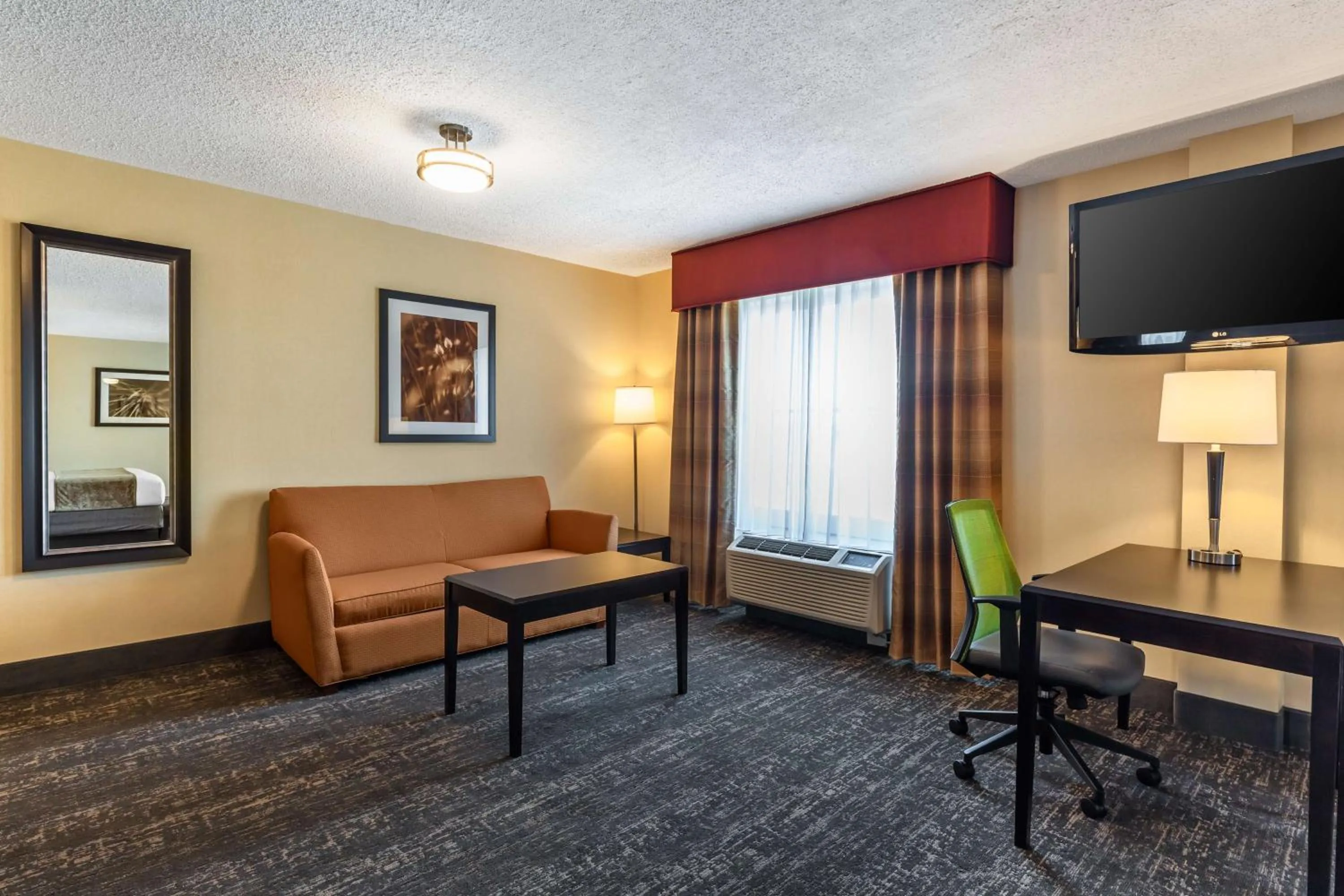 King Suite in Best Western Braintree Inn