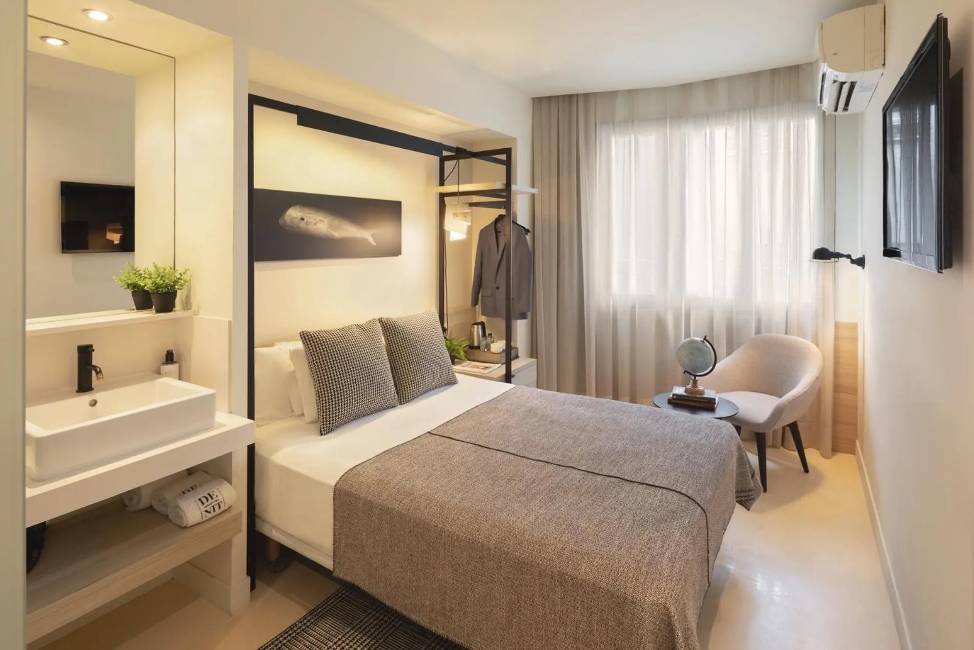 Cozy Double Room in Hotel Denit Barcelona