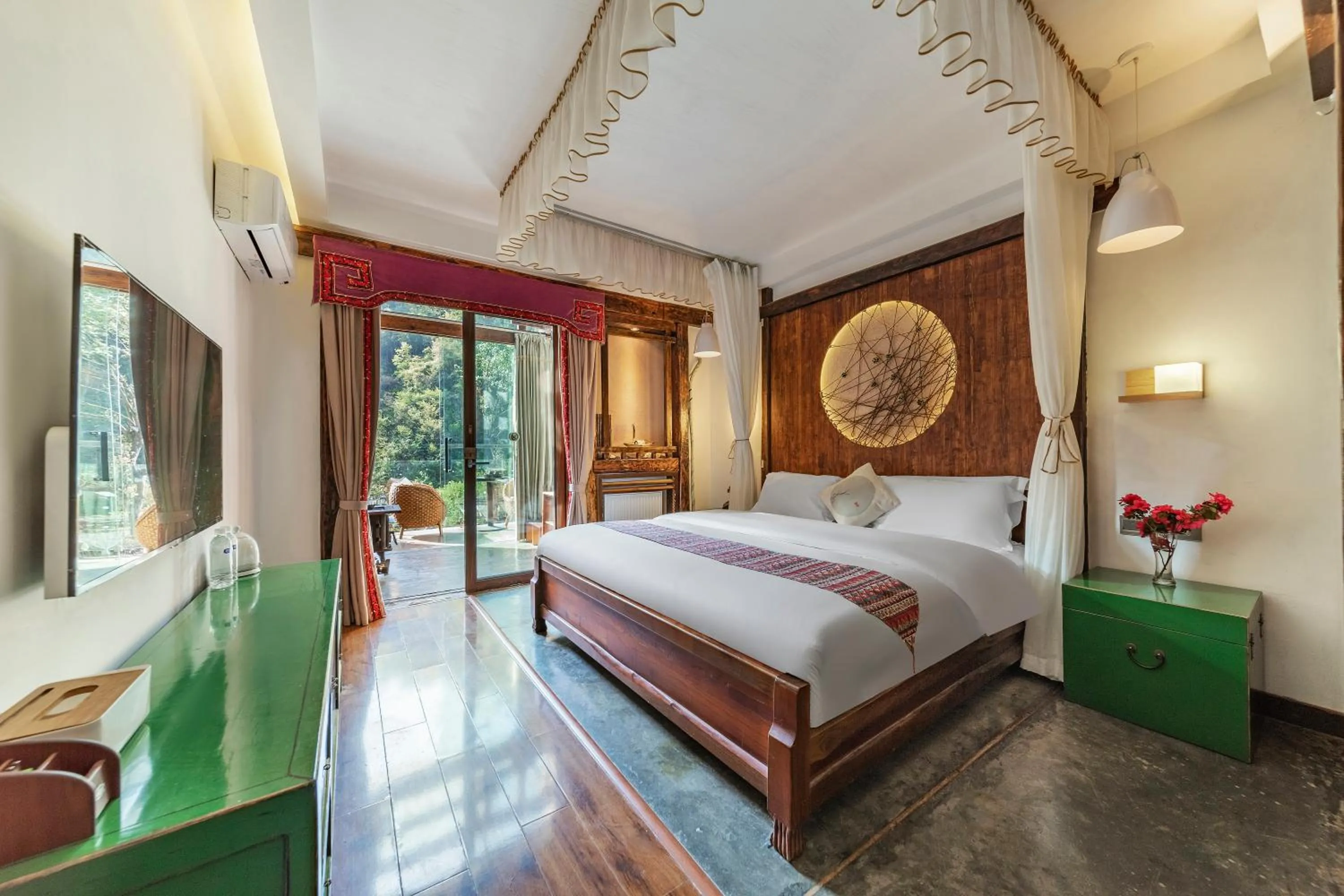 Waterfront Mountain View Deluxe King Room with Balcony and Bathtub  in Homeward Mountain Resort