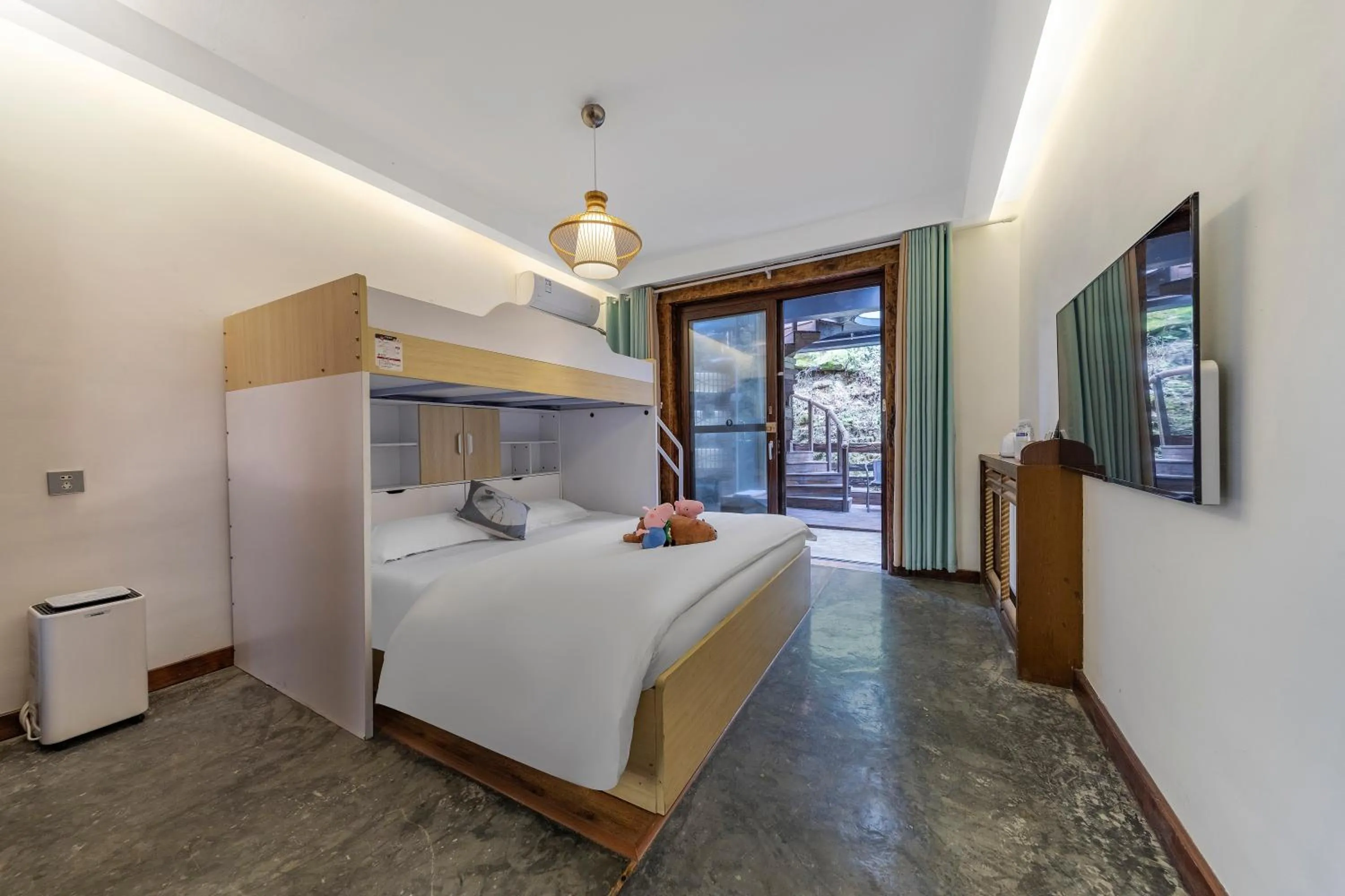 Loft Family Suite with Parent-Child Beds and King Bed , have Independent Bathroom and Toilet on Each Floor in Homeward Mountain Resort