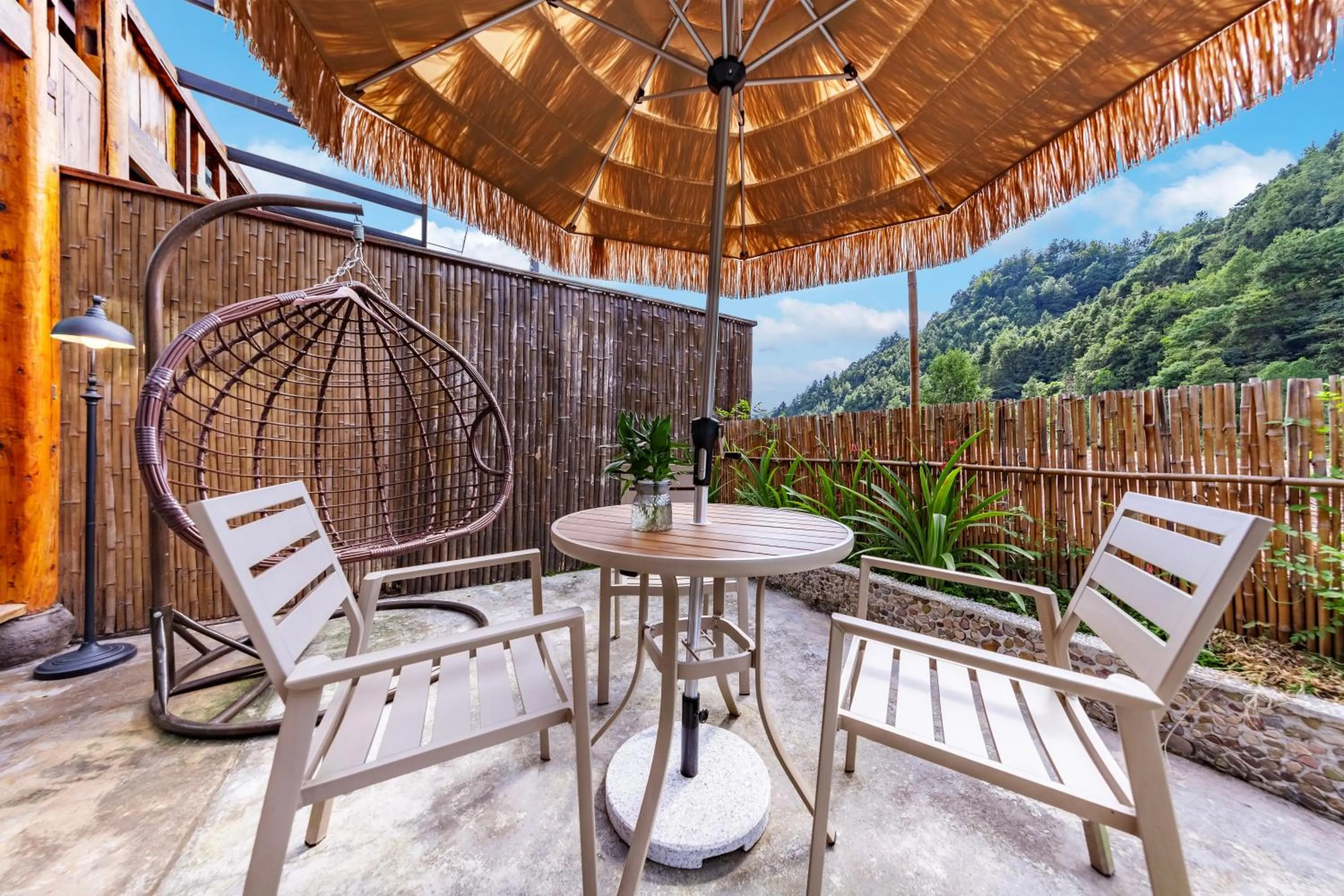 Courtyard Deluxe King Room with Small Courtyard, Grass Umbrella, Swing, and Fireplace in Homeward Mountain Resort