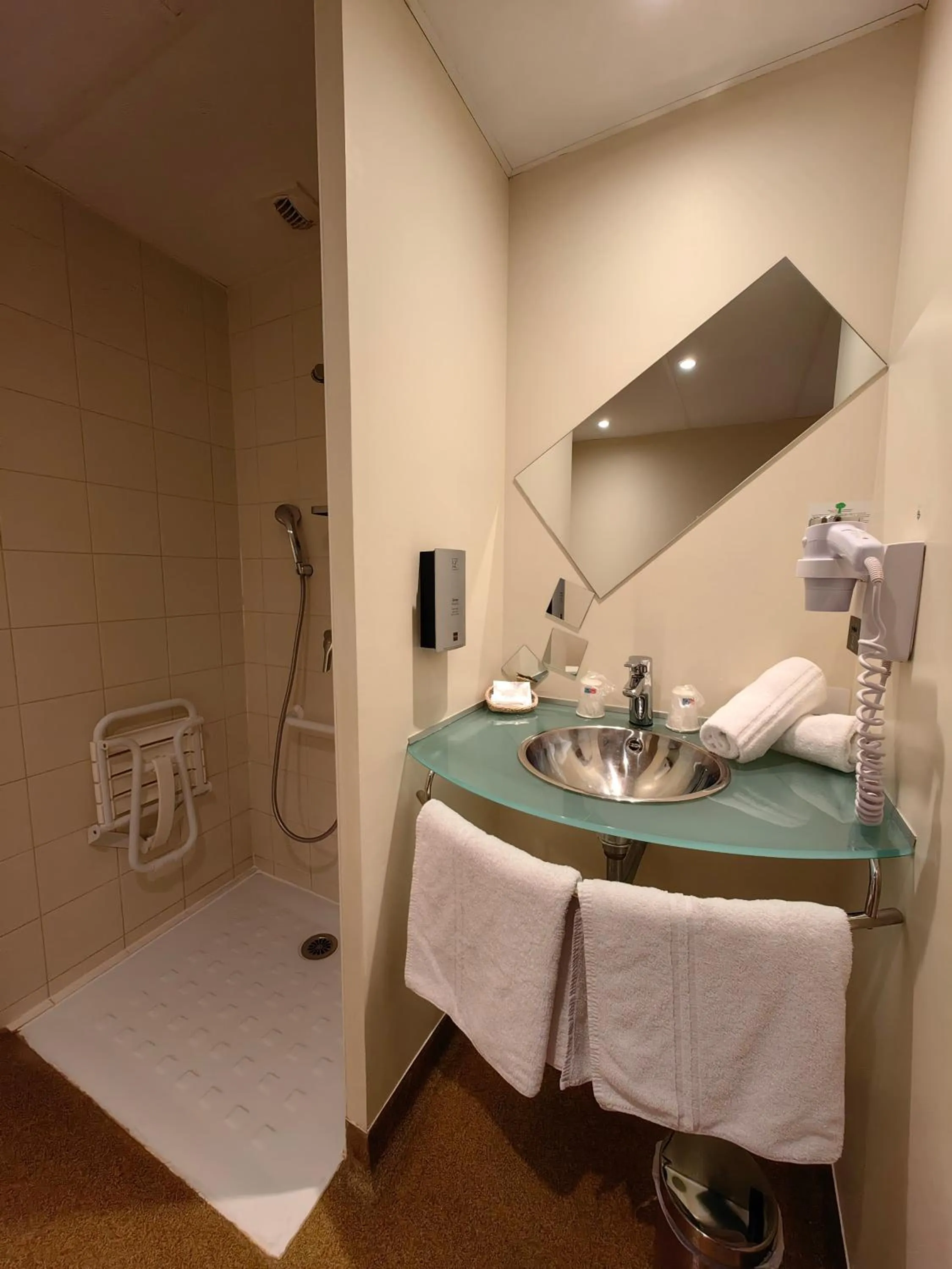 Comfort Twin Room in L'HÔTEL de CHARTRES