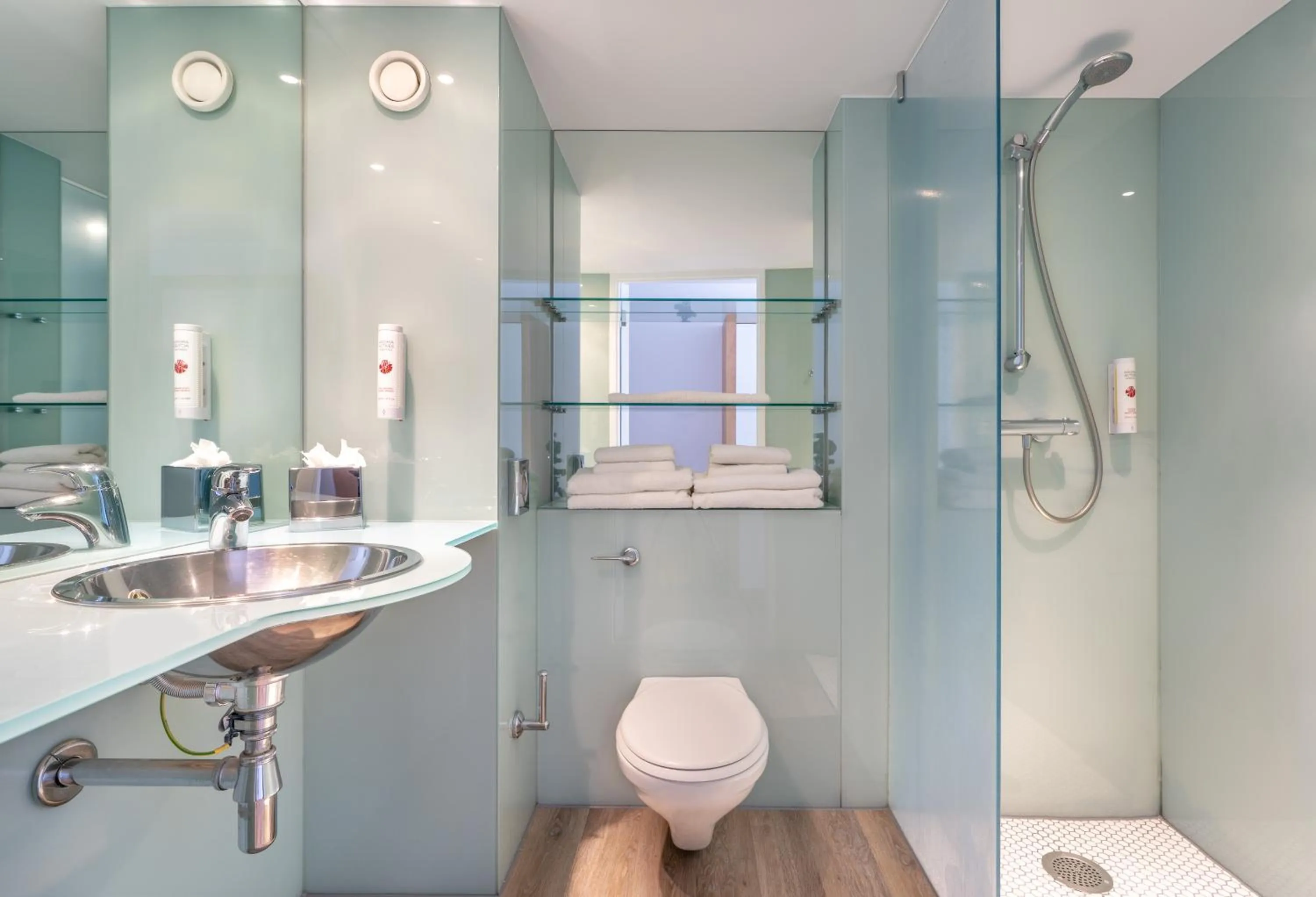 Standard Queen Room with Single Sofa Bed in Holiday Inn Bournemouth by IHG