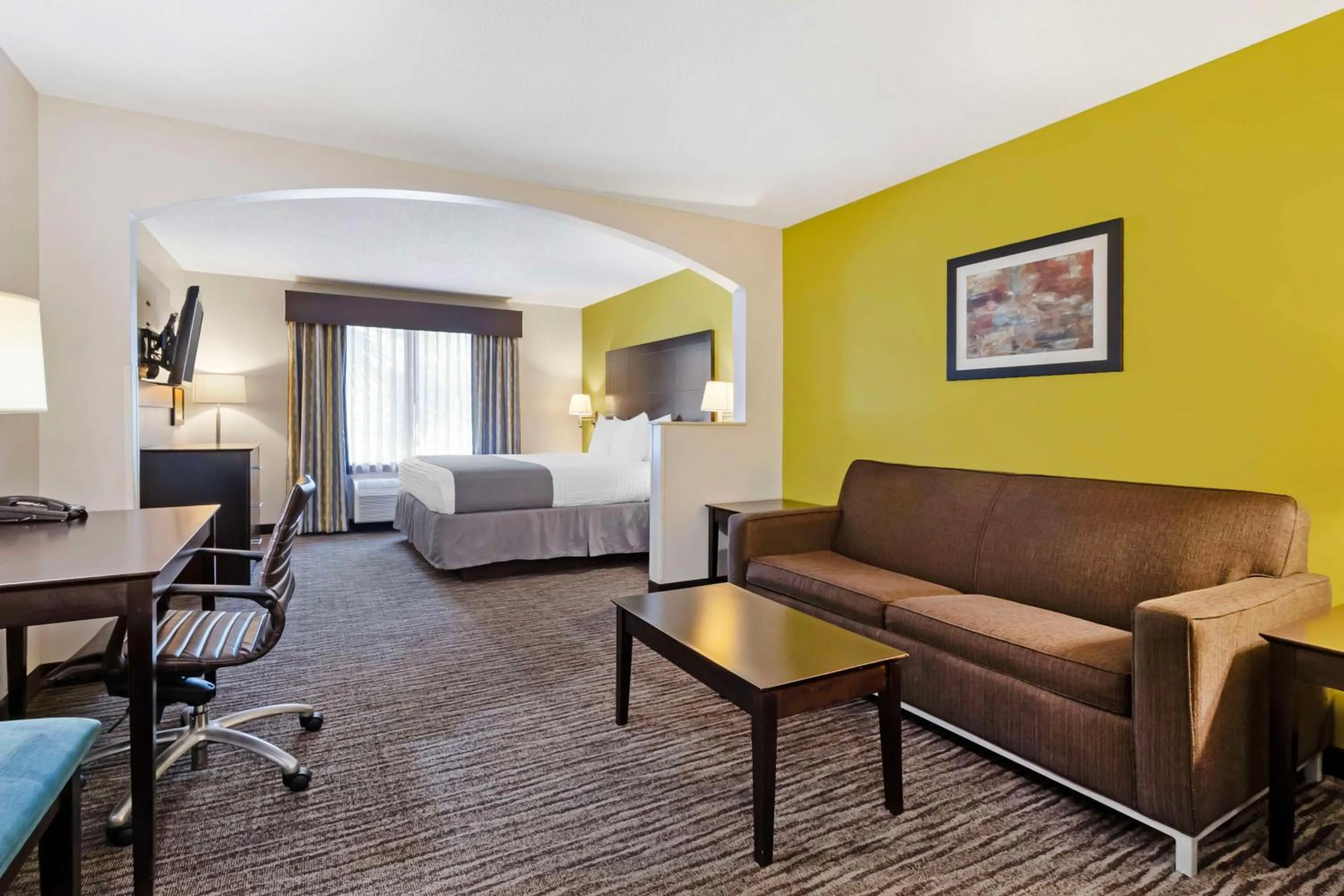 King Suite with Bath Tub and Sofa Bed - Disability/Non-Smoking in Best Western Magnolia Inn and Suites