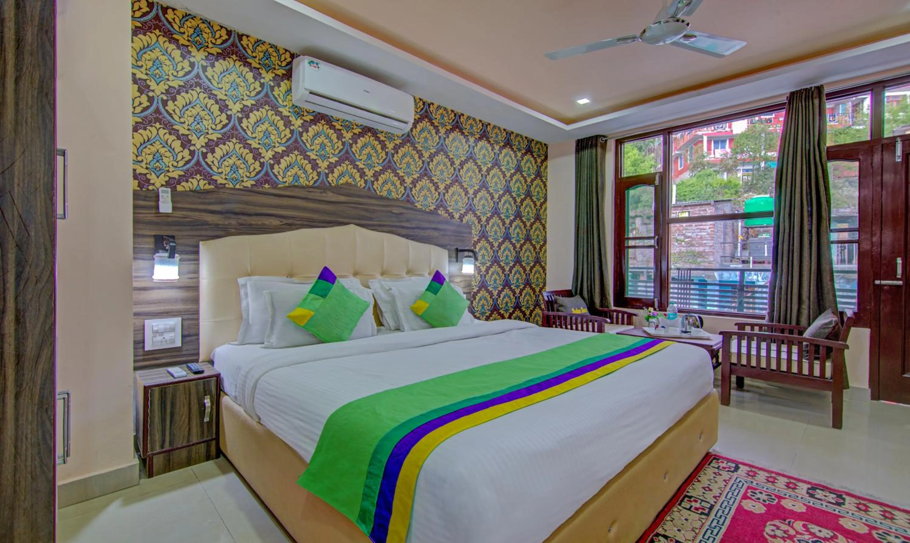 Deluxe Double Room in Treebo Roshan House with Valley View