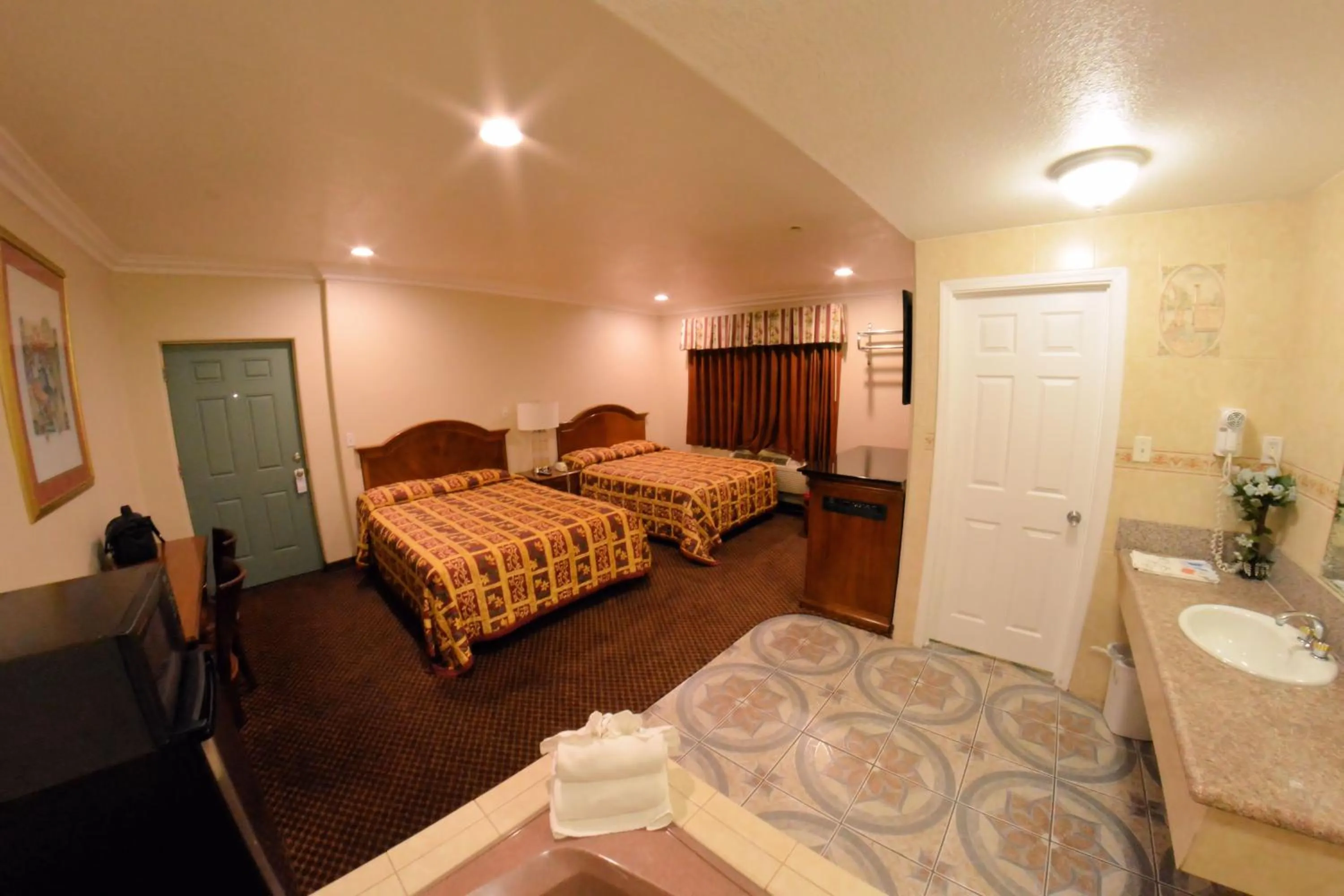 Deluxe Queen Room with Two Queen Beds and Spa Bath in The Palace Inn