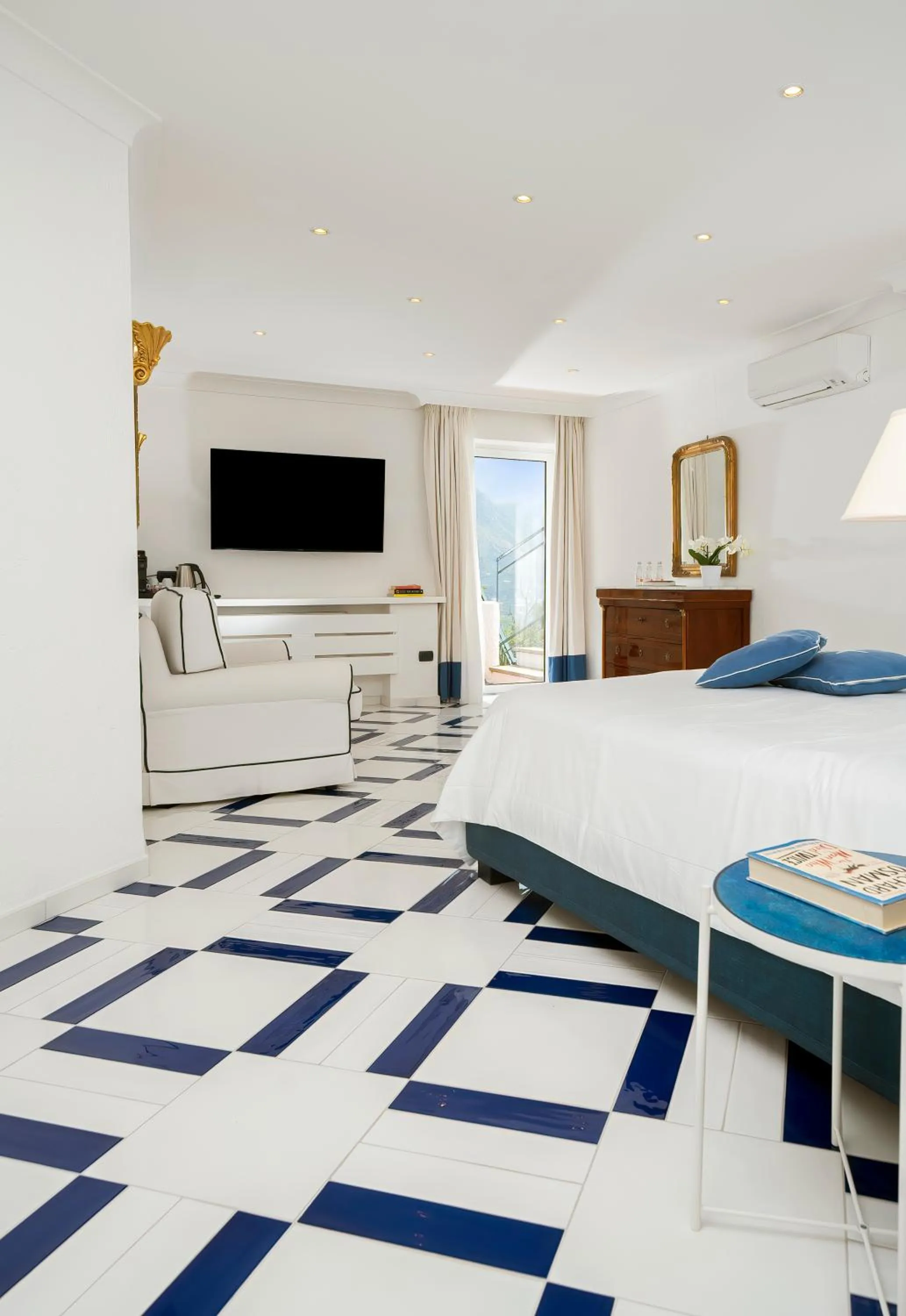 Junior Suite with Terrace and Sea View in Hotel Le Agavi