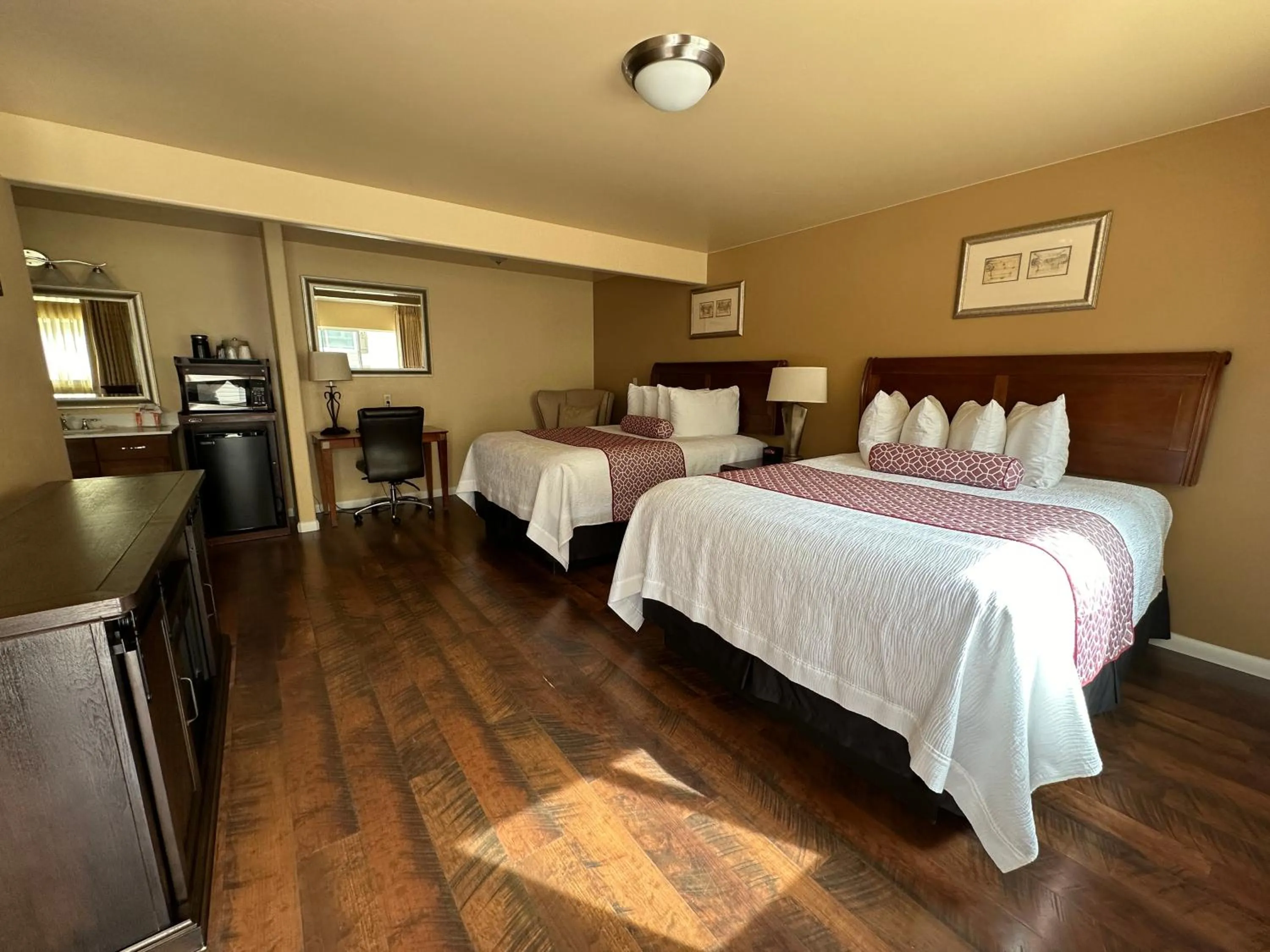 Triple Room in Abram Inn & Suites