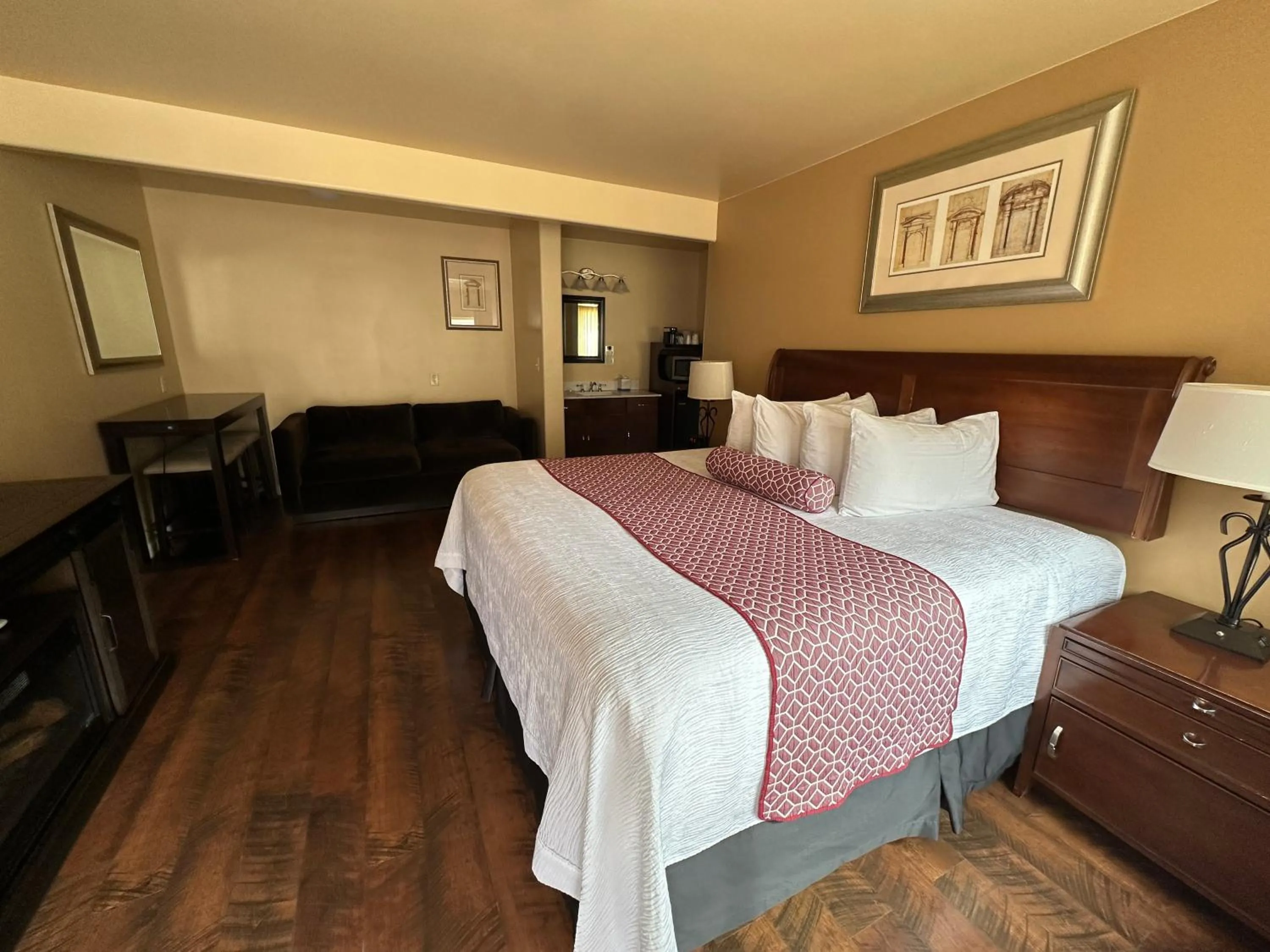 Deluxe King Suite in Abram Inn & Suites