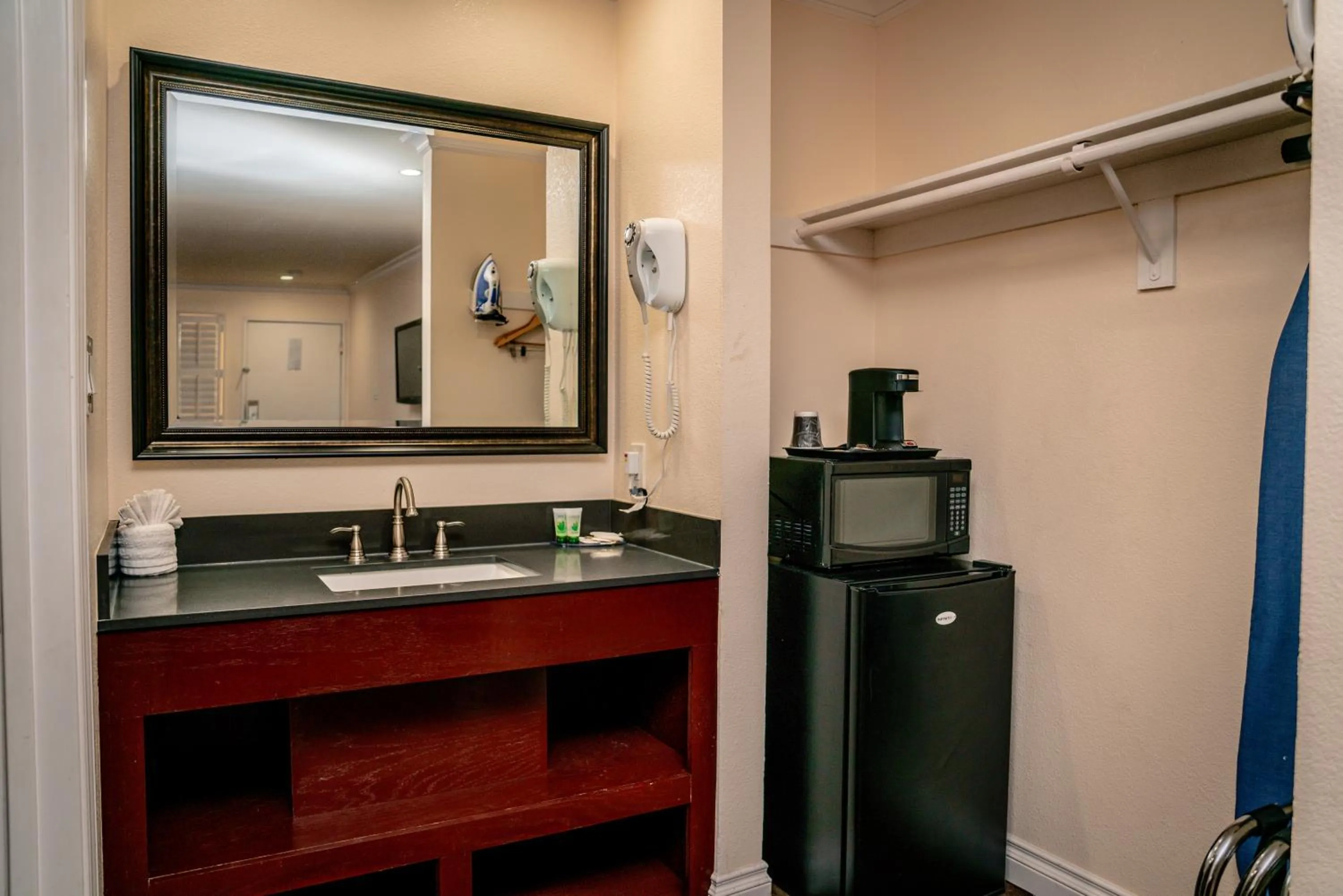 Standard King Room - Non-Smoking  in Gateway Inn Gardena Los Angeles South