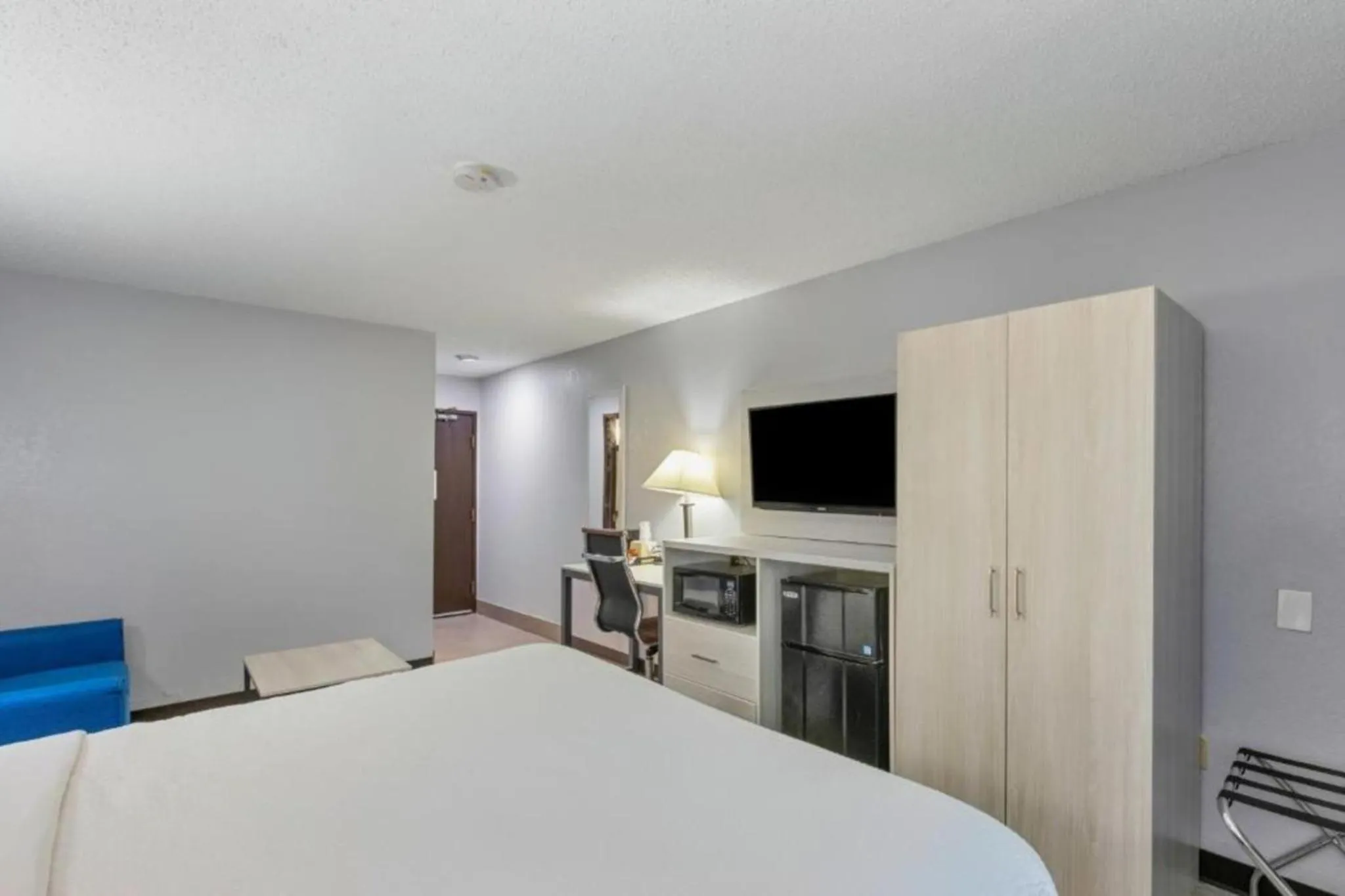 King Room - Non-Smoking in Days Inn by Wyndham Savannah Gateway I-95