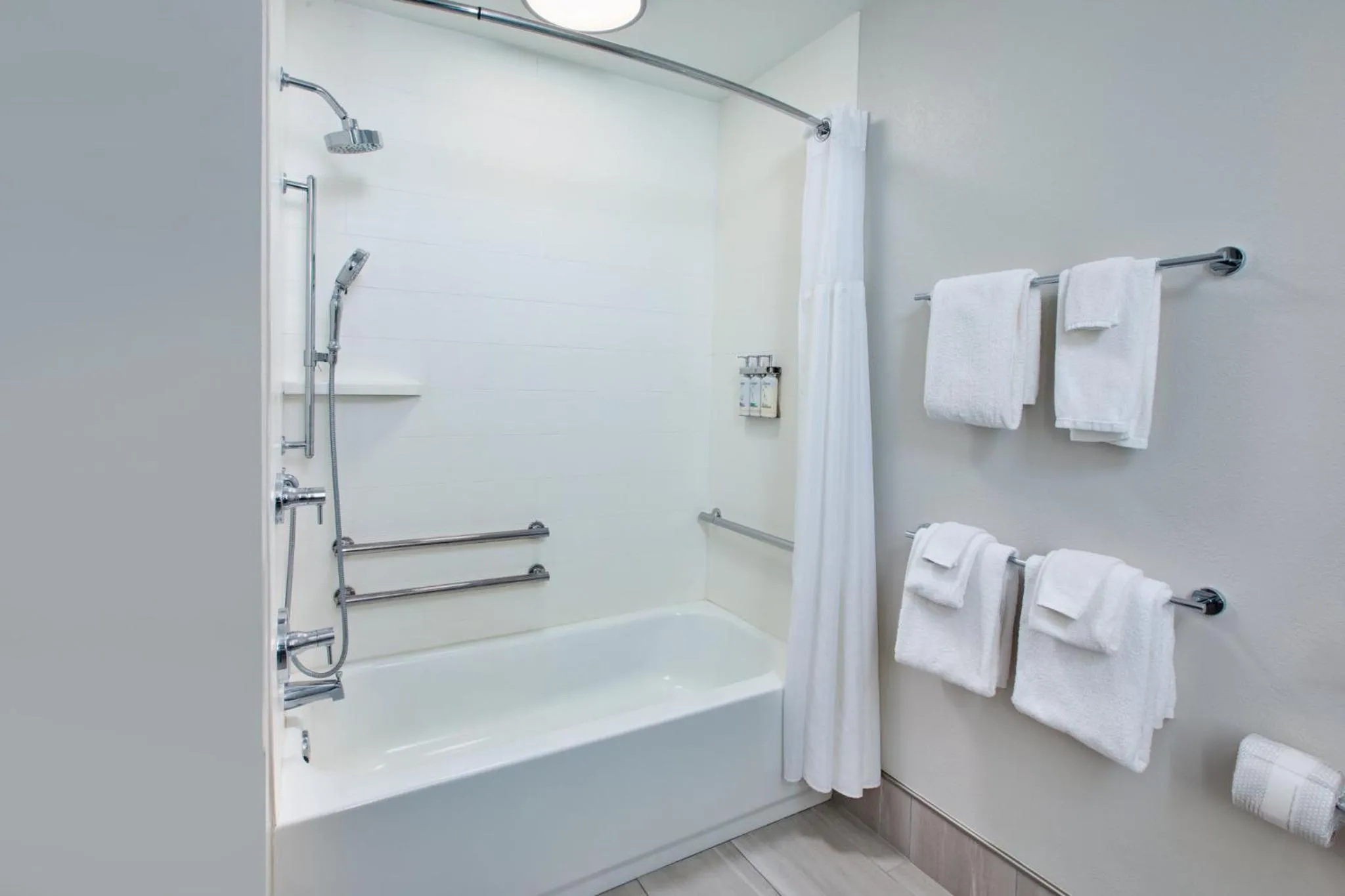 Queen Room with Two Queen Beds - Mobility Access Tub/Non-Smoking in Holiday Inn Express Hotel & Suites West Monroe by IHG