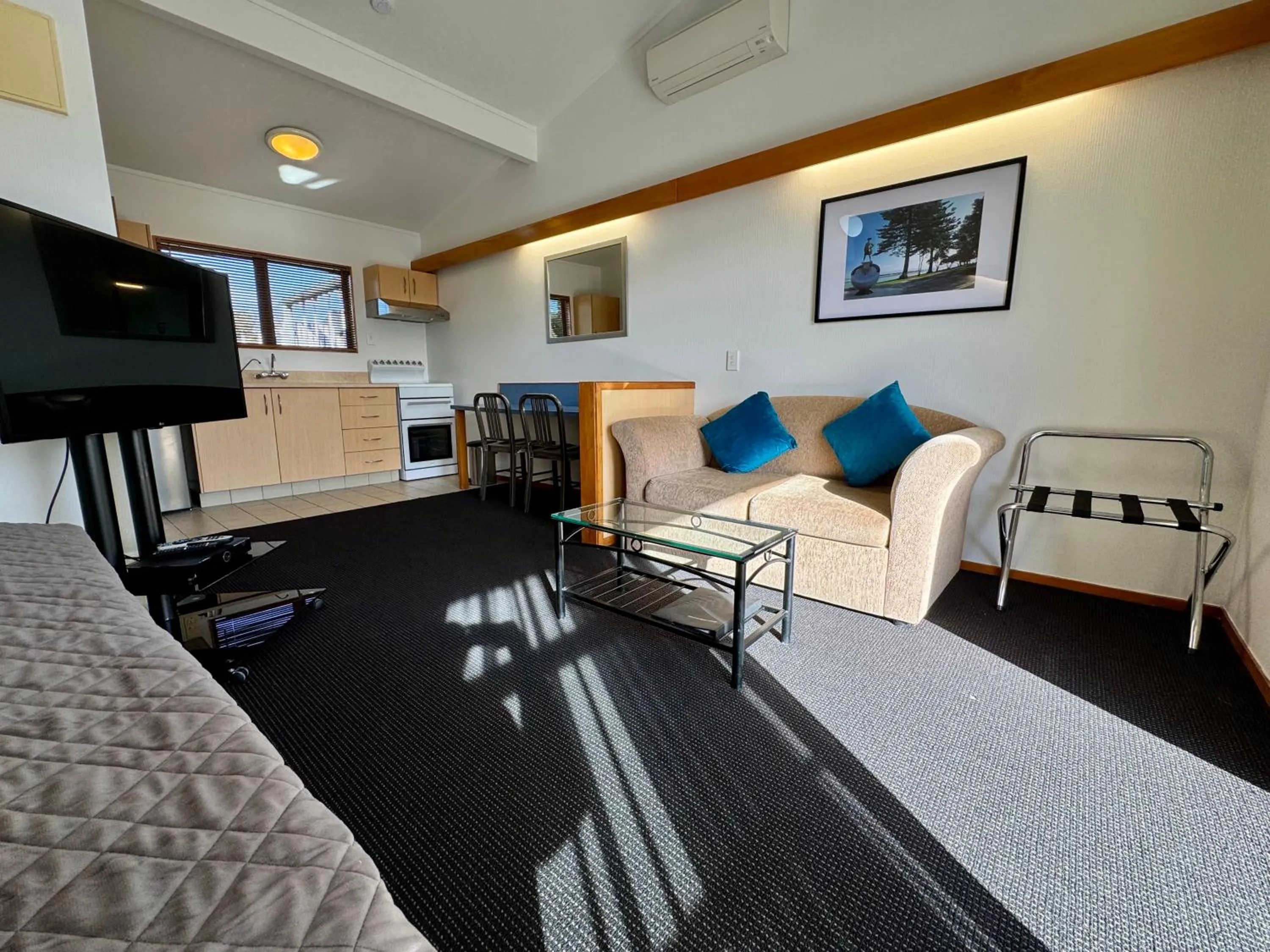 Studio with Kitchen in Teal Motor Lodge