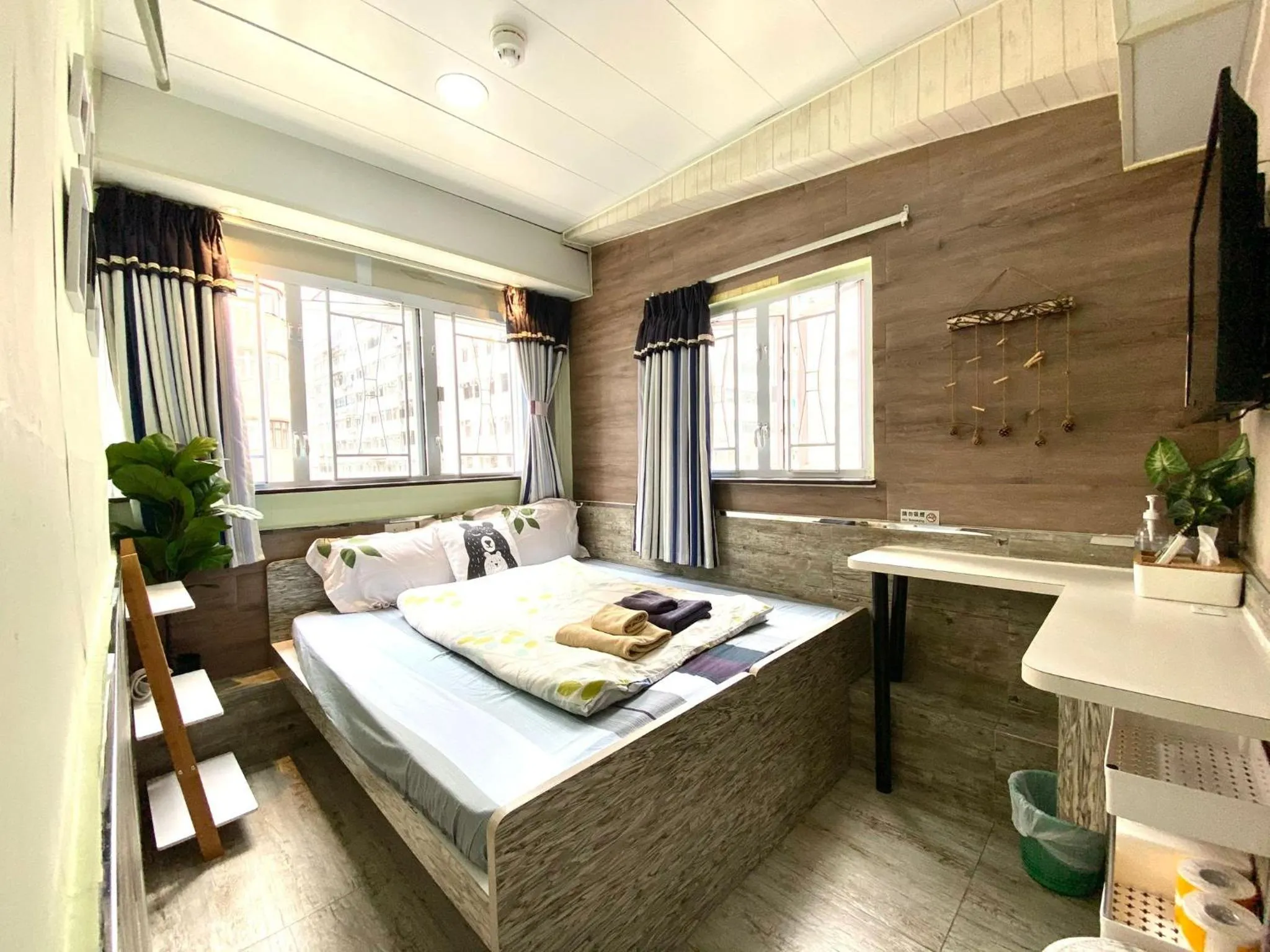 Deluxe Double or Twin Room with City View in Hong Kong Hostel (Tsim Sha Tsui Mansion)