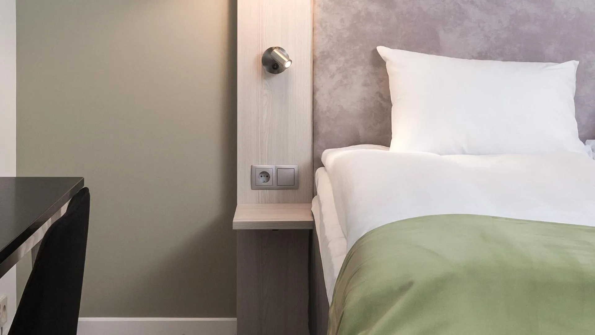 Compact Single Room in Quality Hotel Entry