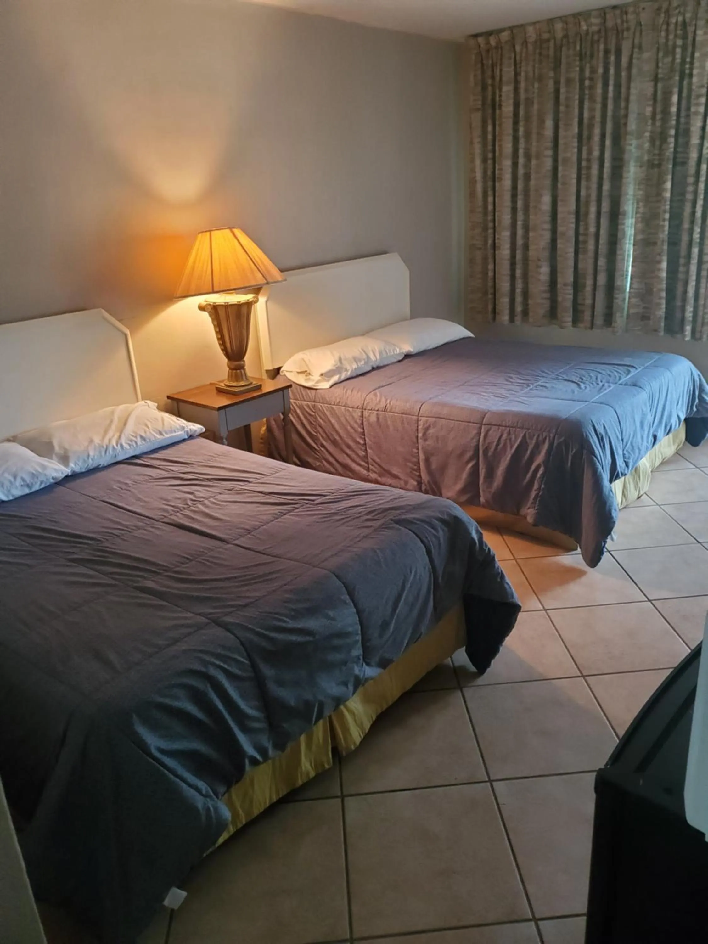 Basic Room - Two Beds in Conty's Motel