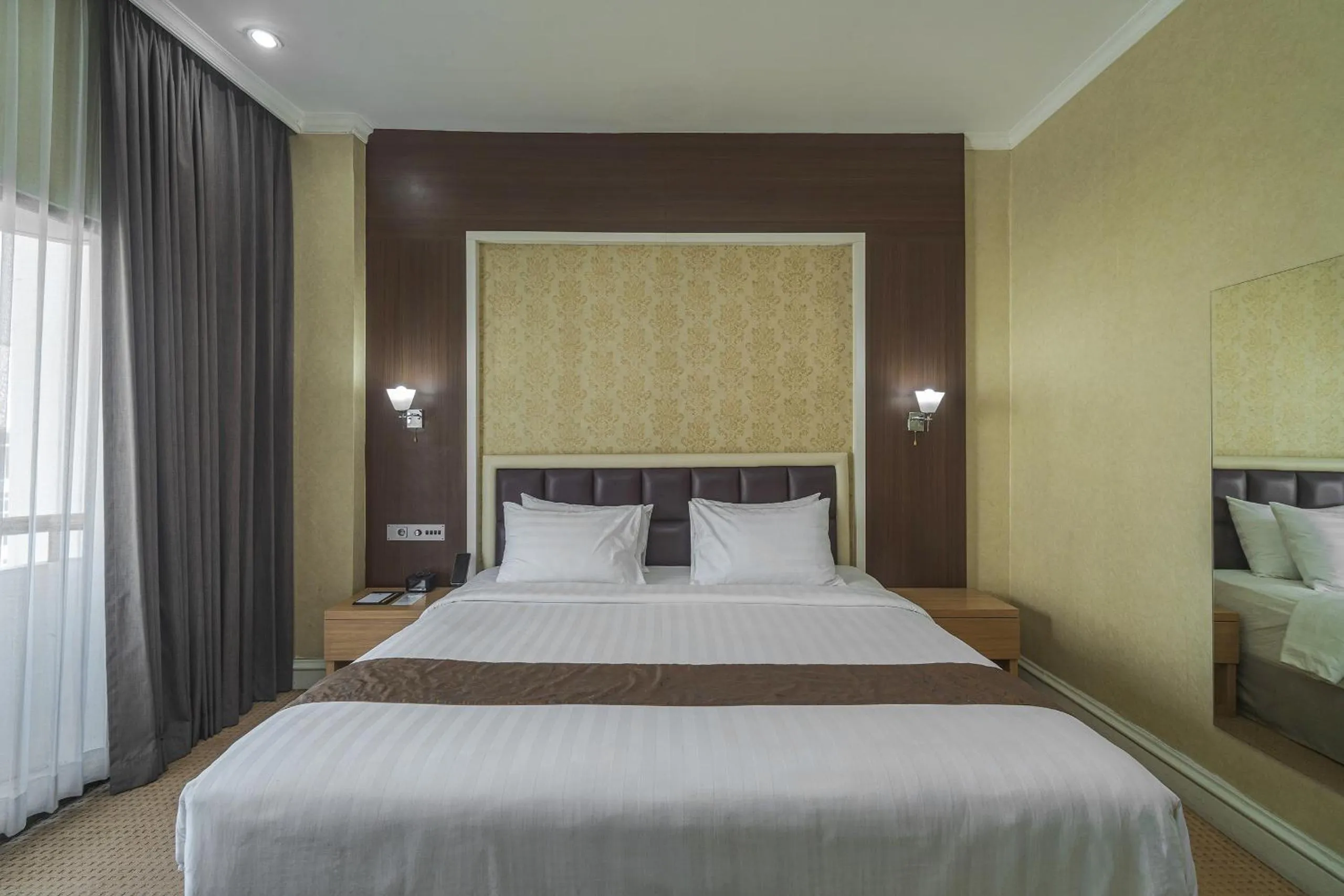 Deluxe Luxury in Surabaya Suites Hotel Powered by Archipelago