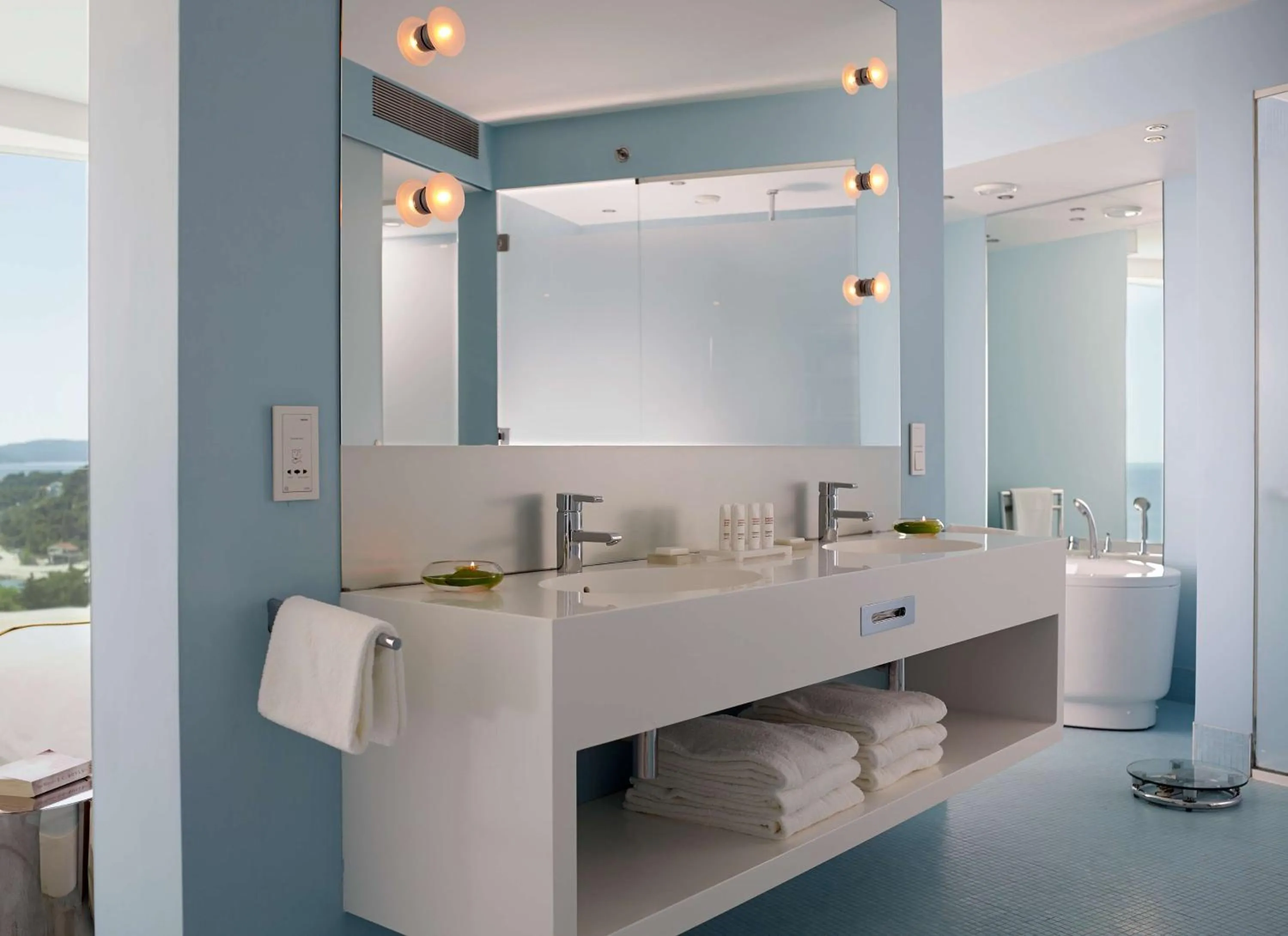 Junior Suite with Sea View and Balcony in Radisson Blu Resort & Spa