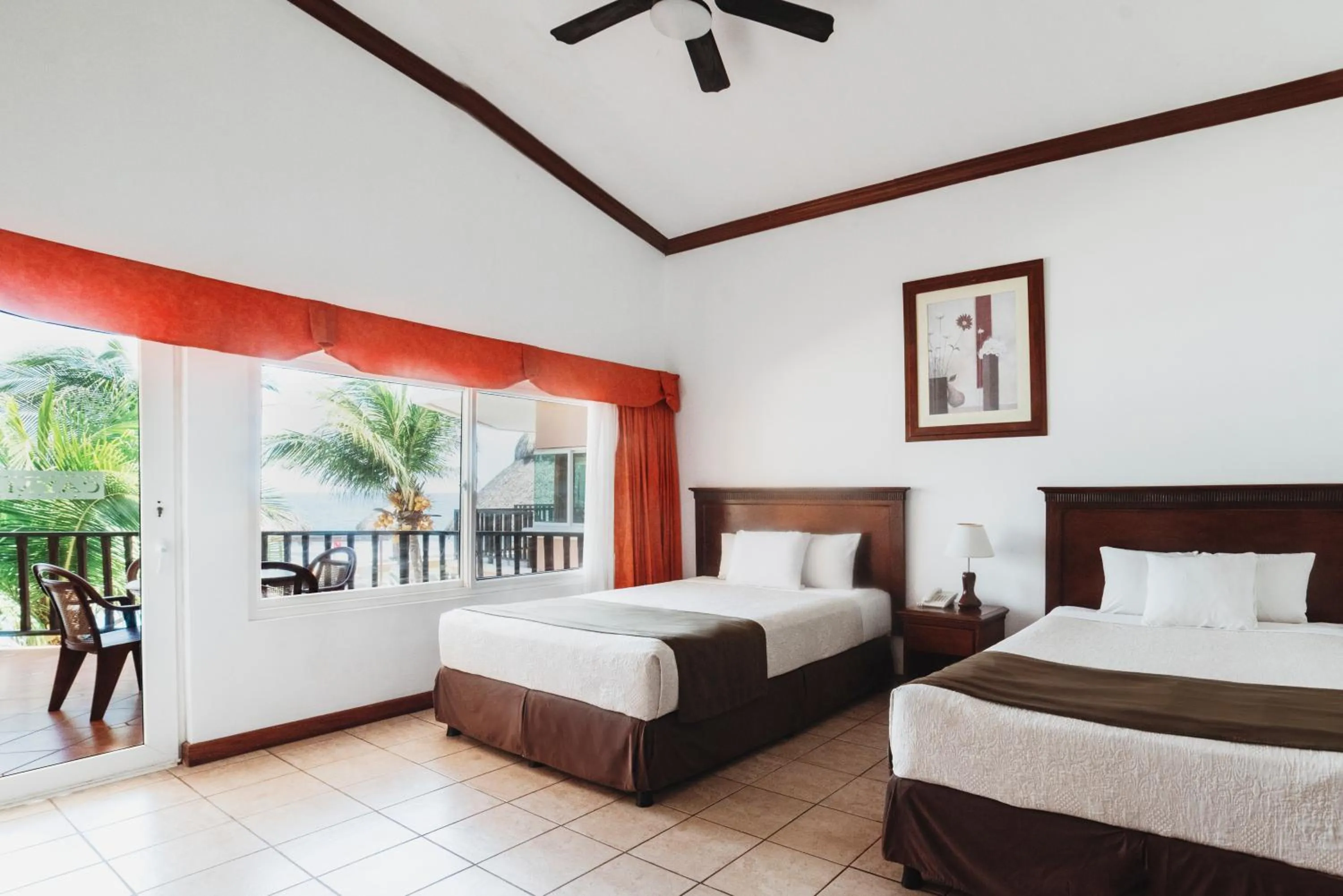 Superior Suite with Sea View in Hotel Cayman Suites