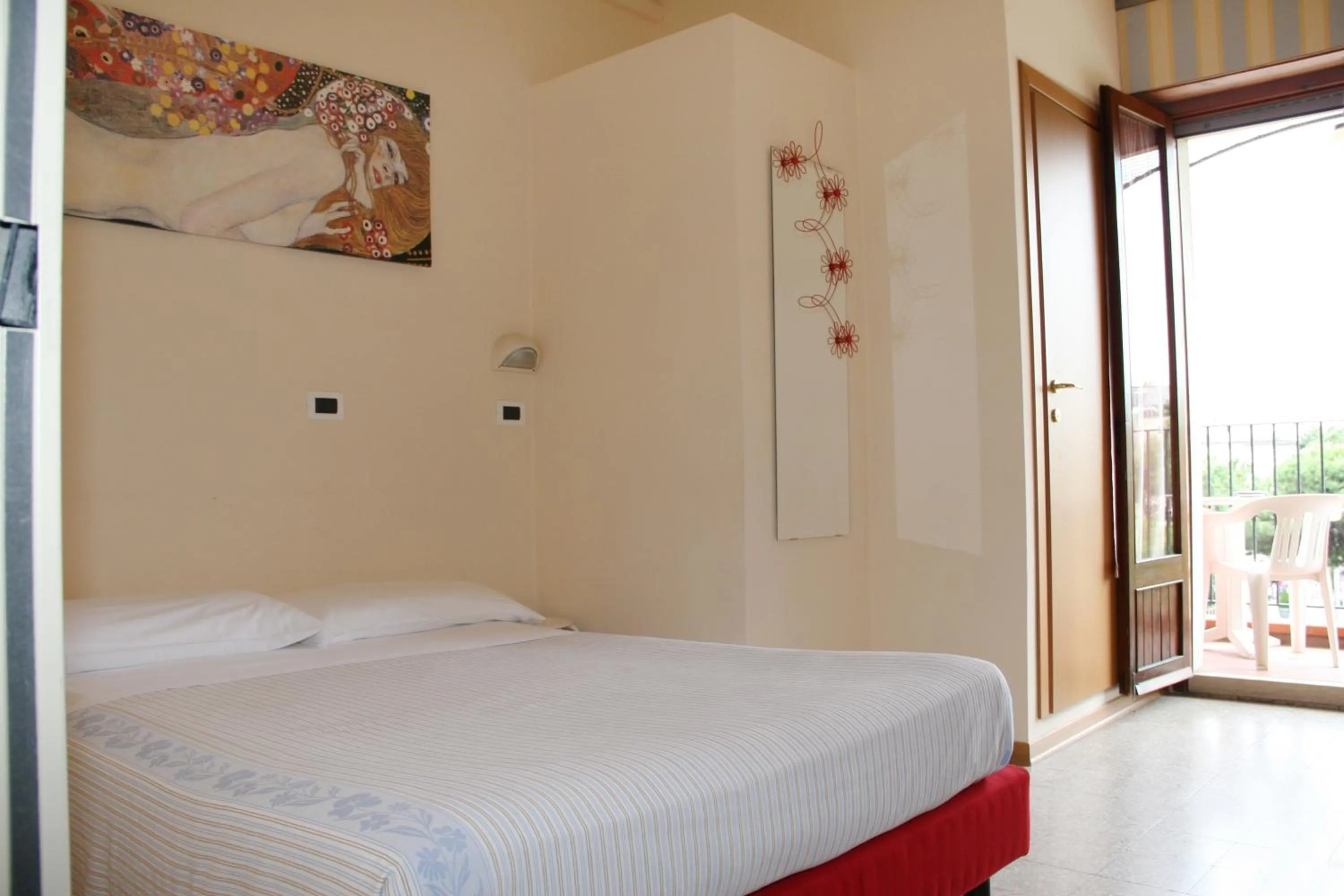  Double Room with French Bed in Hotel Jolie