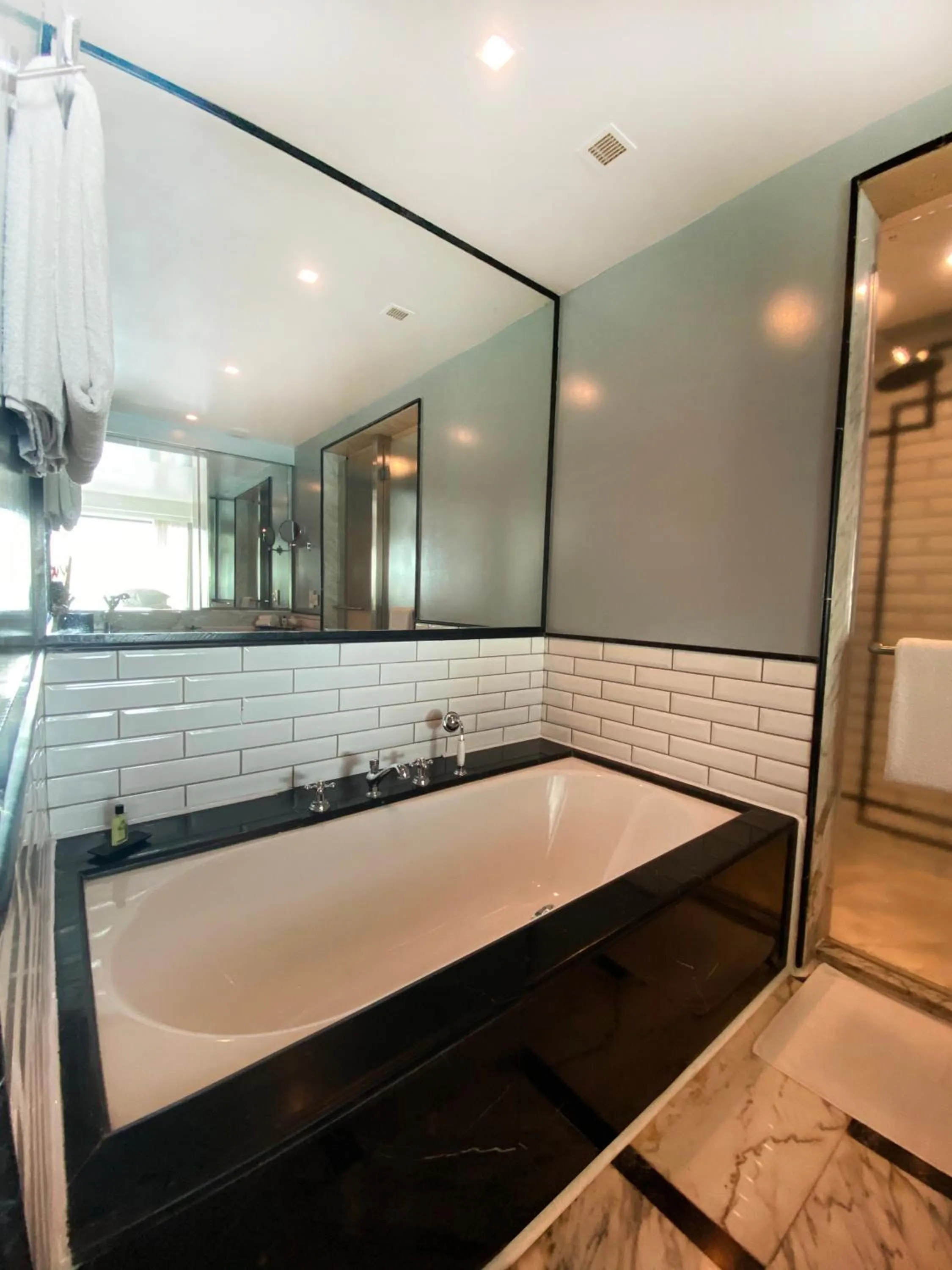 2 Twin Beds Premium Sea View Smoking in InterContinental Marine Drive Mumbai by IHG