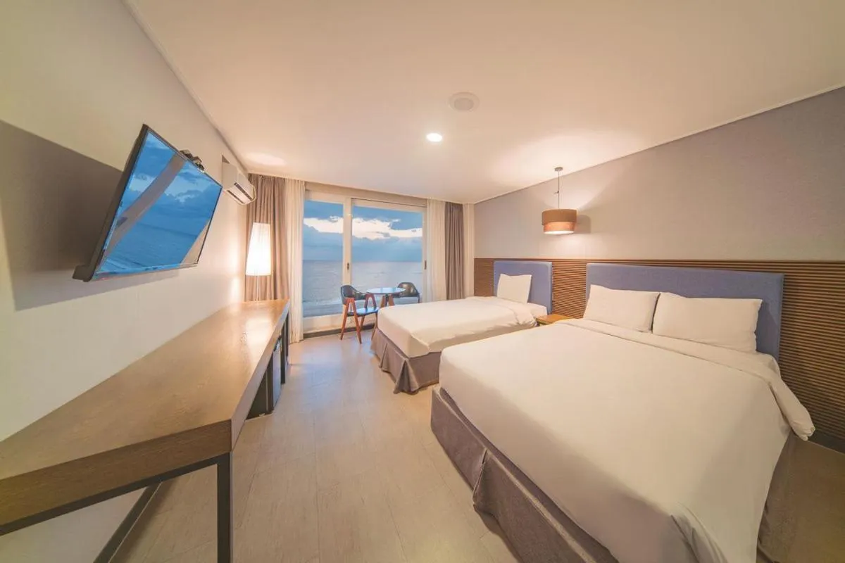 Deluxe Twin Room with Sea View in EL Hotel