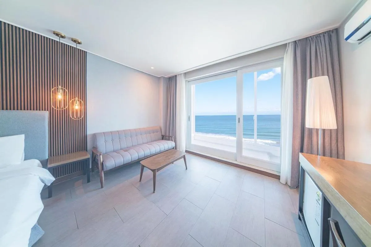 Deluxe Double Room with Sea View - BBQ PKG for 2 people in EL Hotel