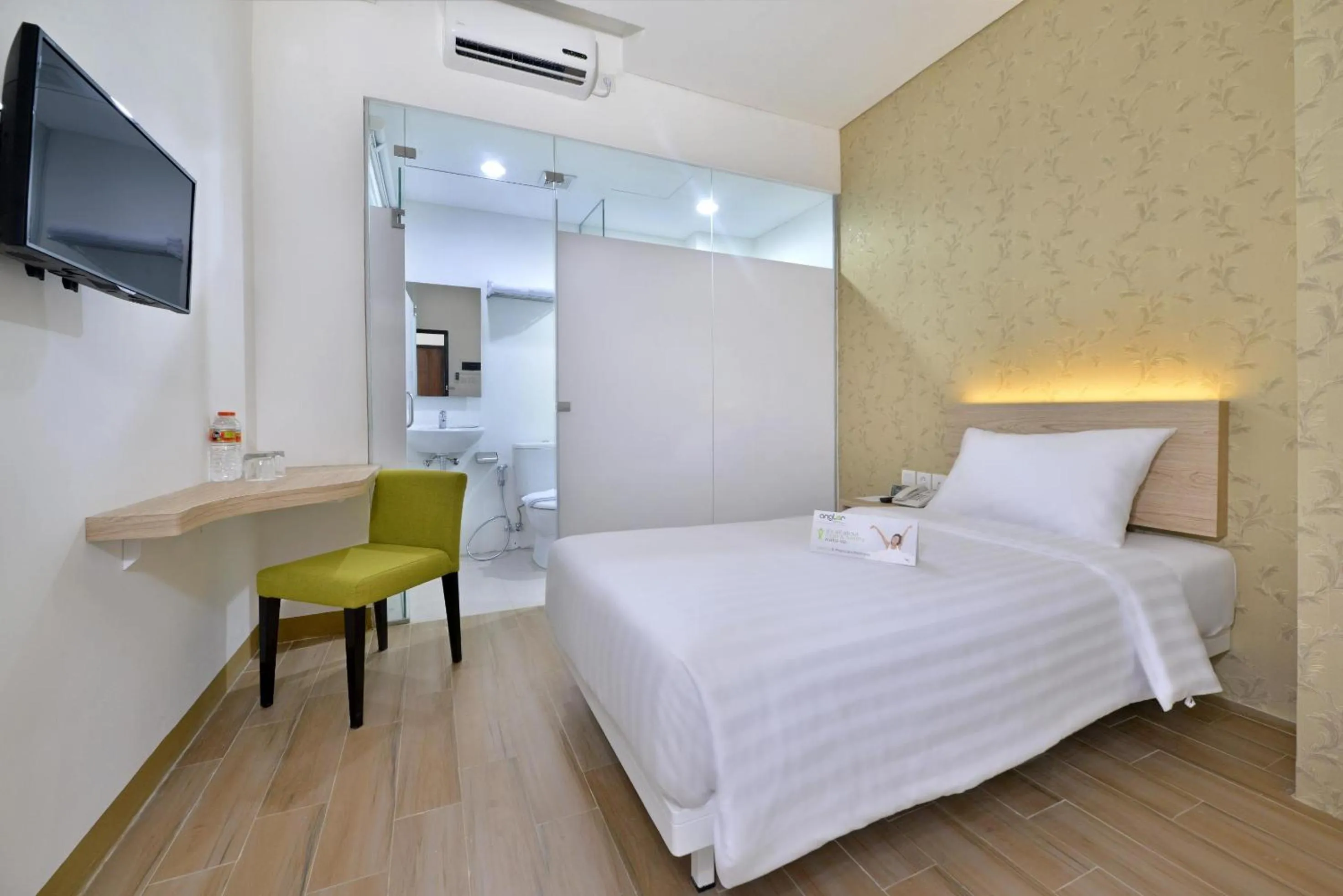 Standard Queen Room in Whiz Hotel Falatehan Jakarta