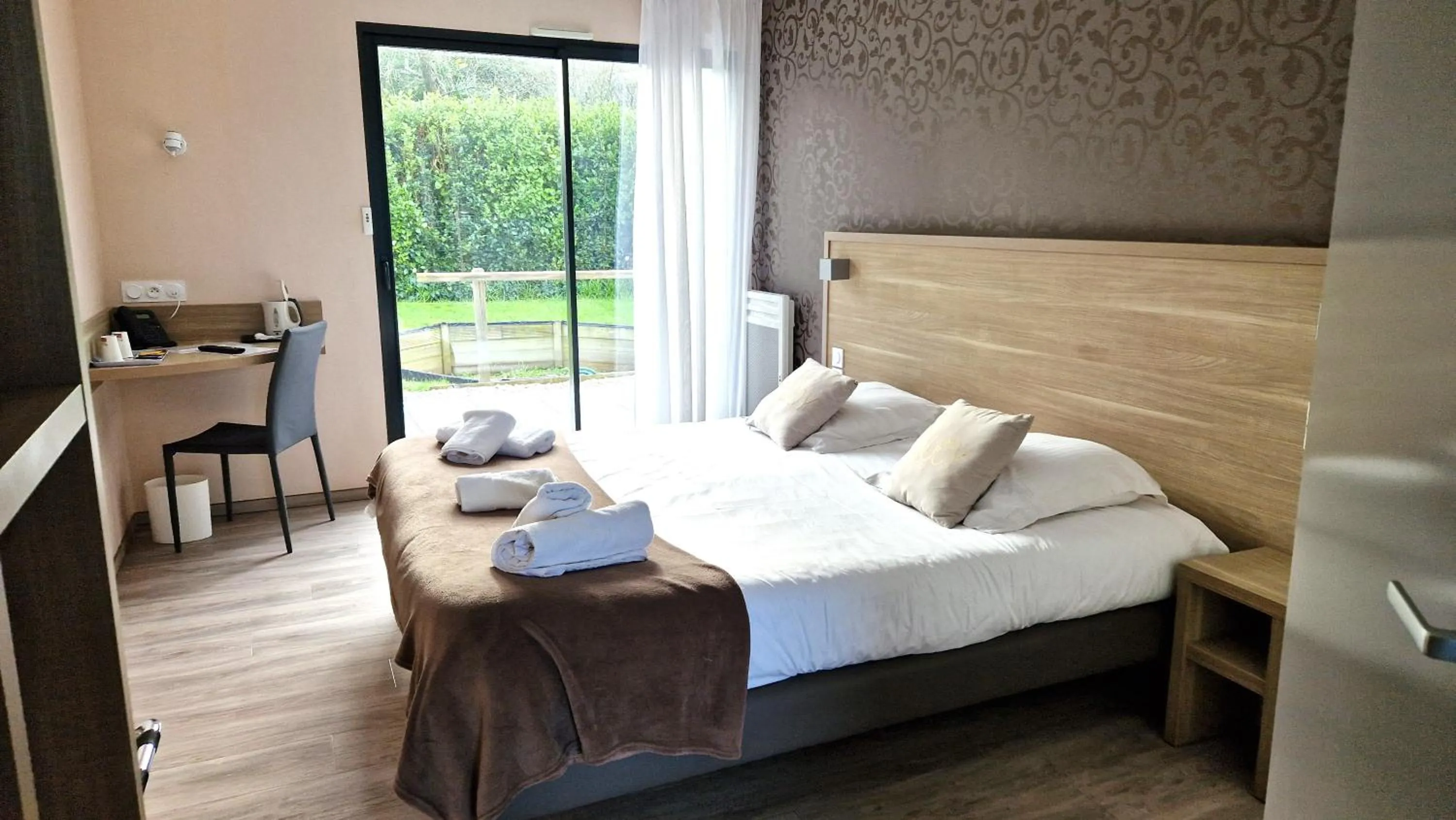 Superior Twin Room with Terrace in Logis Hôtel Au Moyne de Saire