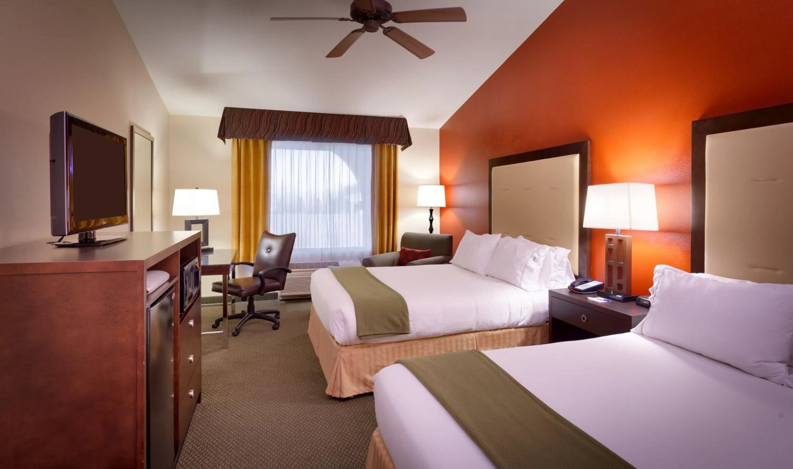 Twin Room with Roll-In-Shower - Disability Access/Non-Smoking in Hampton Inn & Suites by Hilton Mesquite
