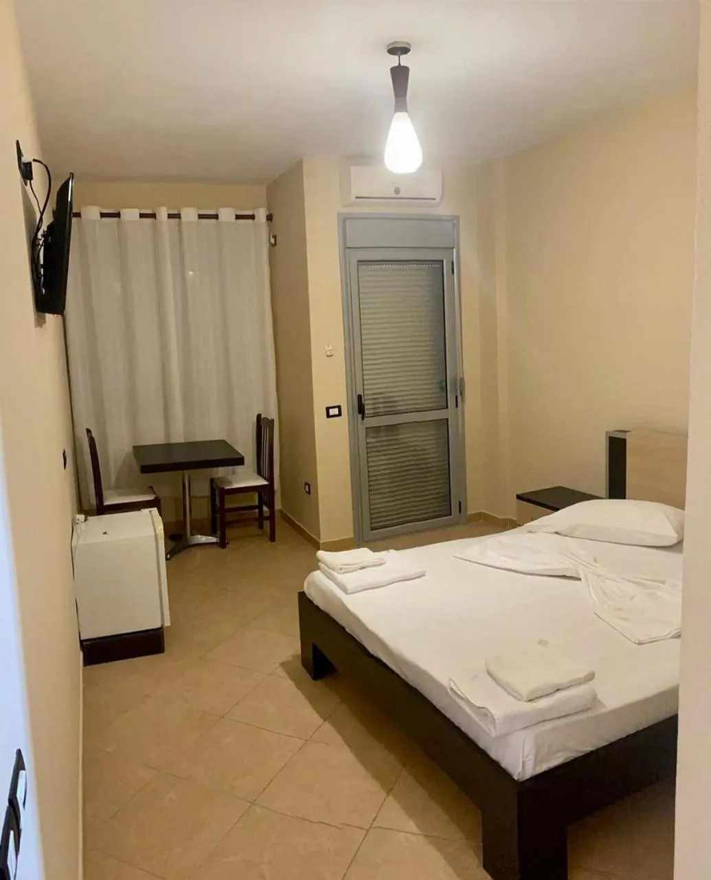 Queen Room with Balcony in AL Hotel