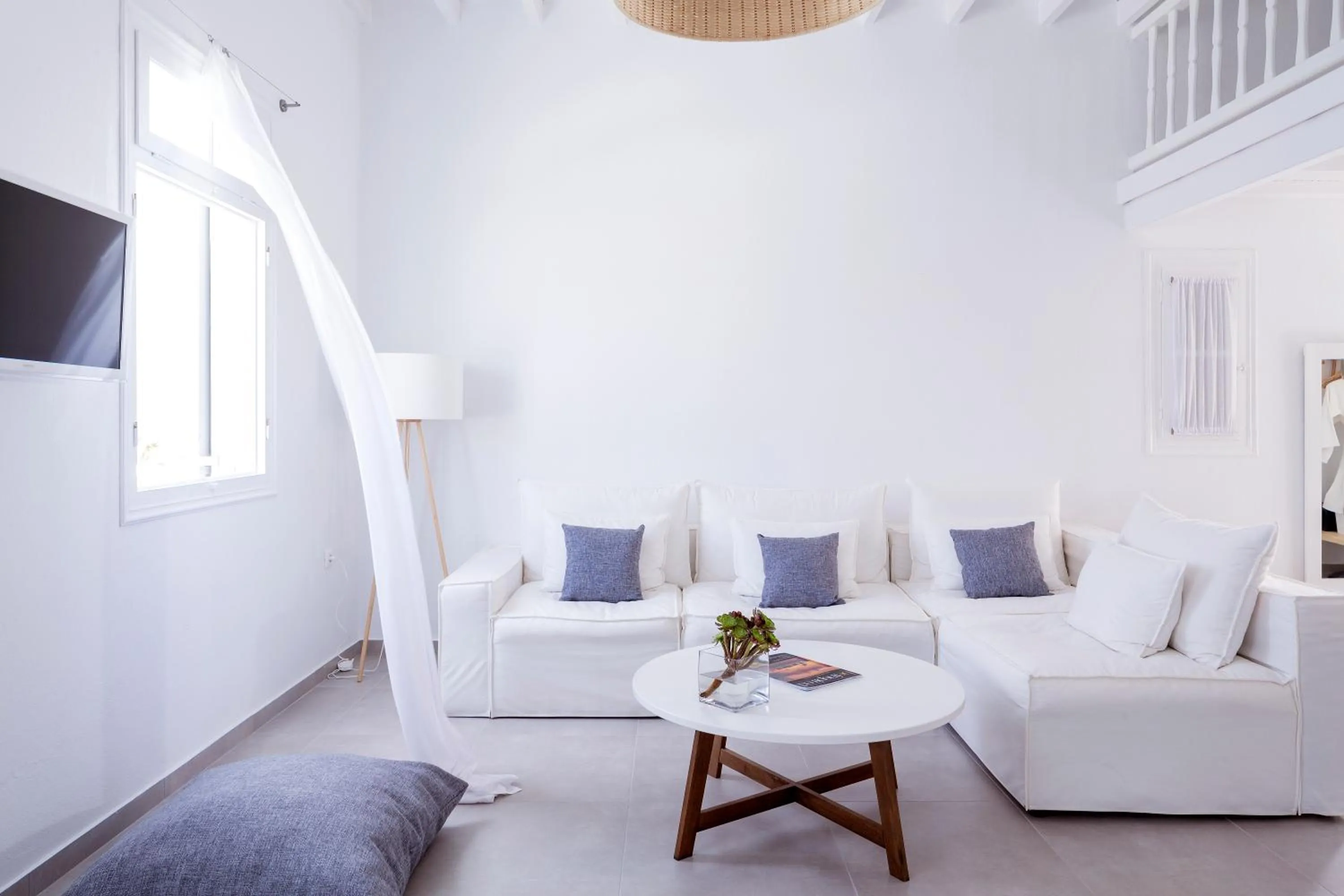 Friends & Family Suite with Heated Jetted Tub in Pietra e Mare - Mykonos Moments