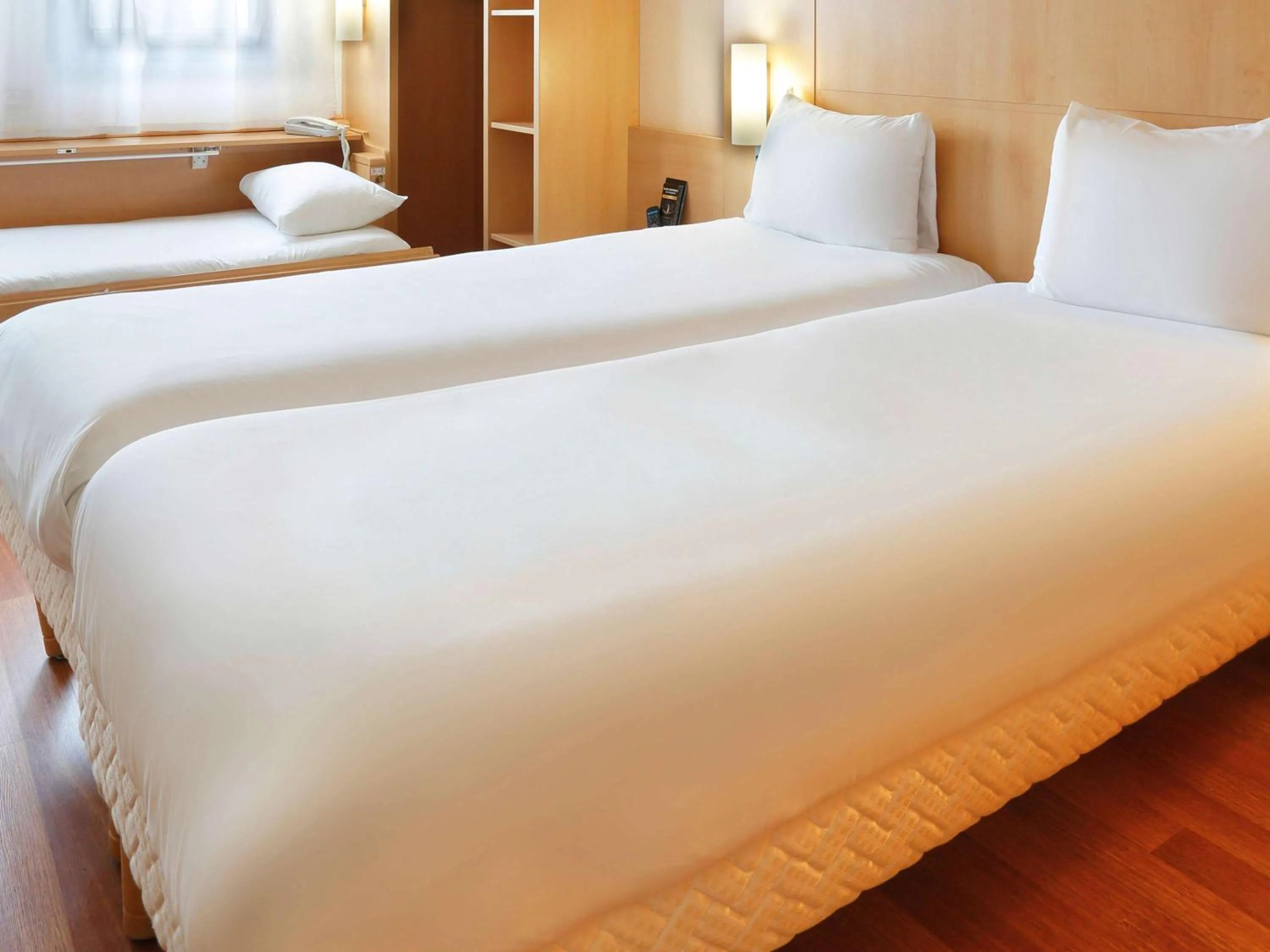 Standard Twin Room - single occupancy in ibis Etampes