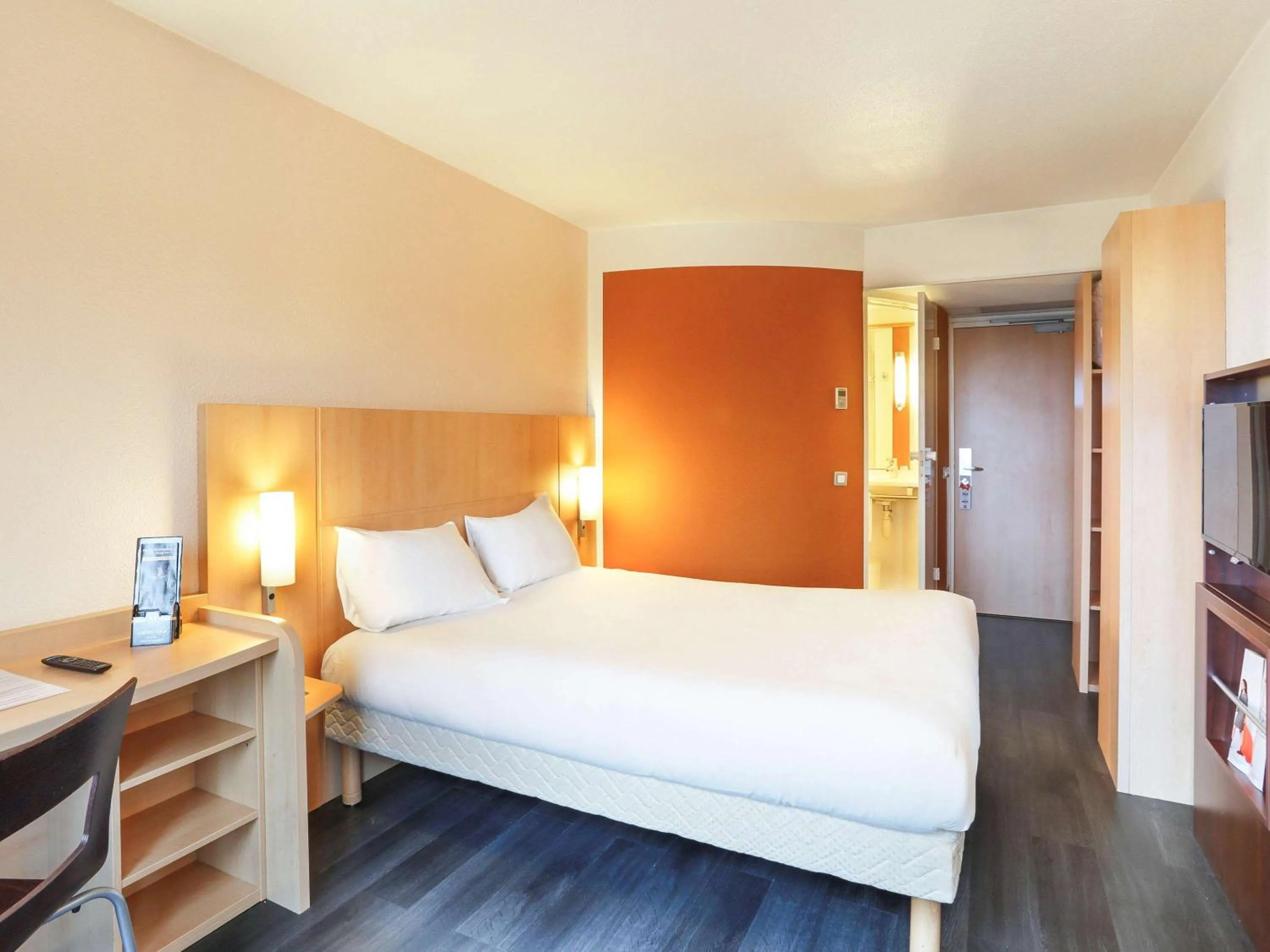 Standard Double Room - single occupancy in ibis Etampes