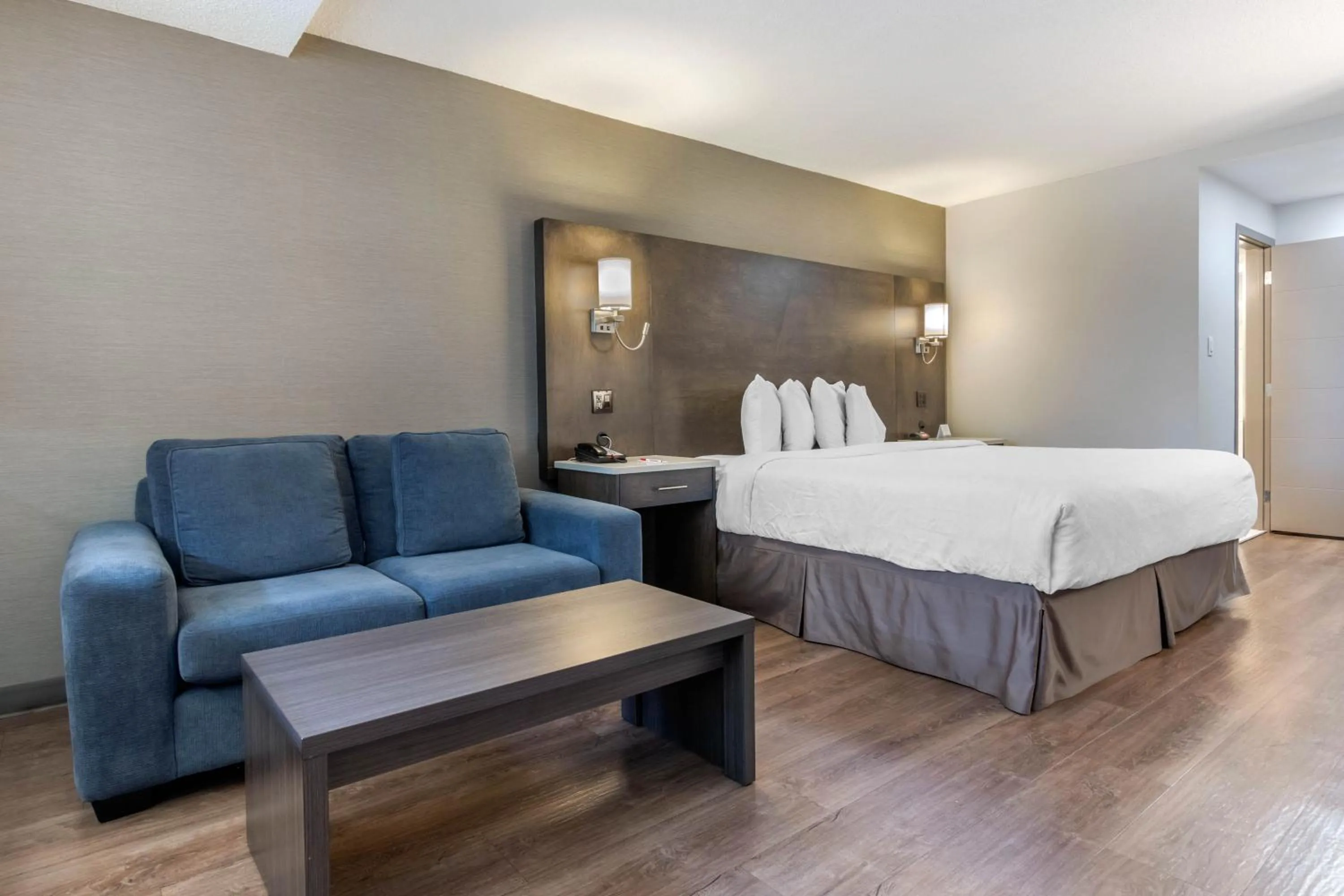 Deluxe King Room - Non-Smoking in Super 8 by Wyndham Macleod Trail Calgary