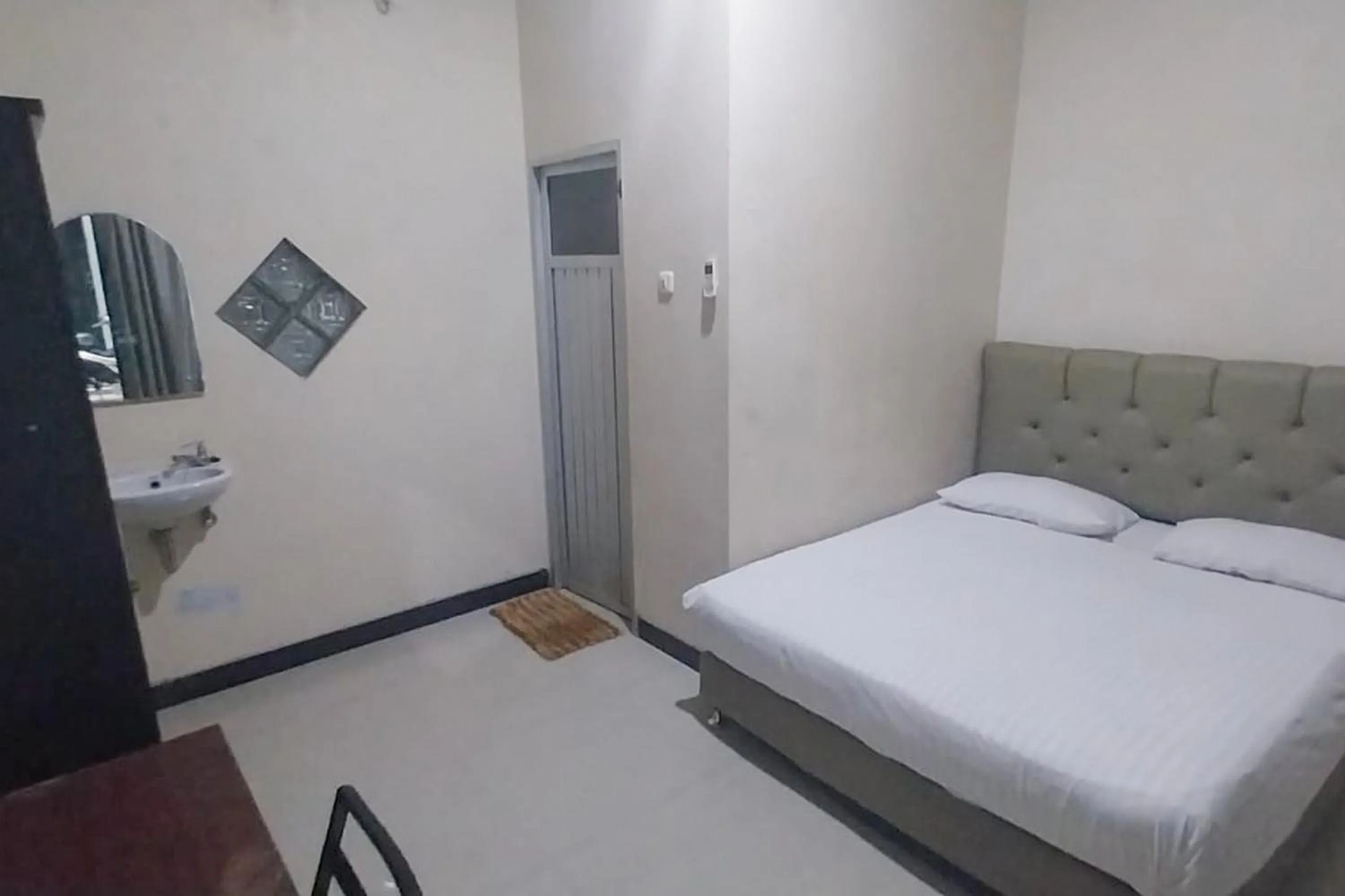 Standard Double Room in Wisma Merdeka Syariah RedPartner