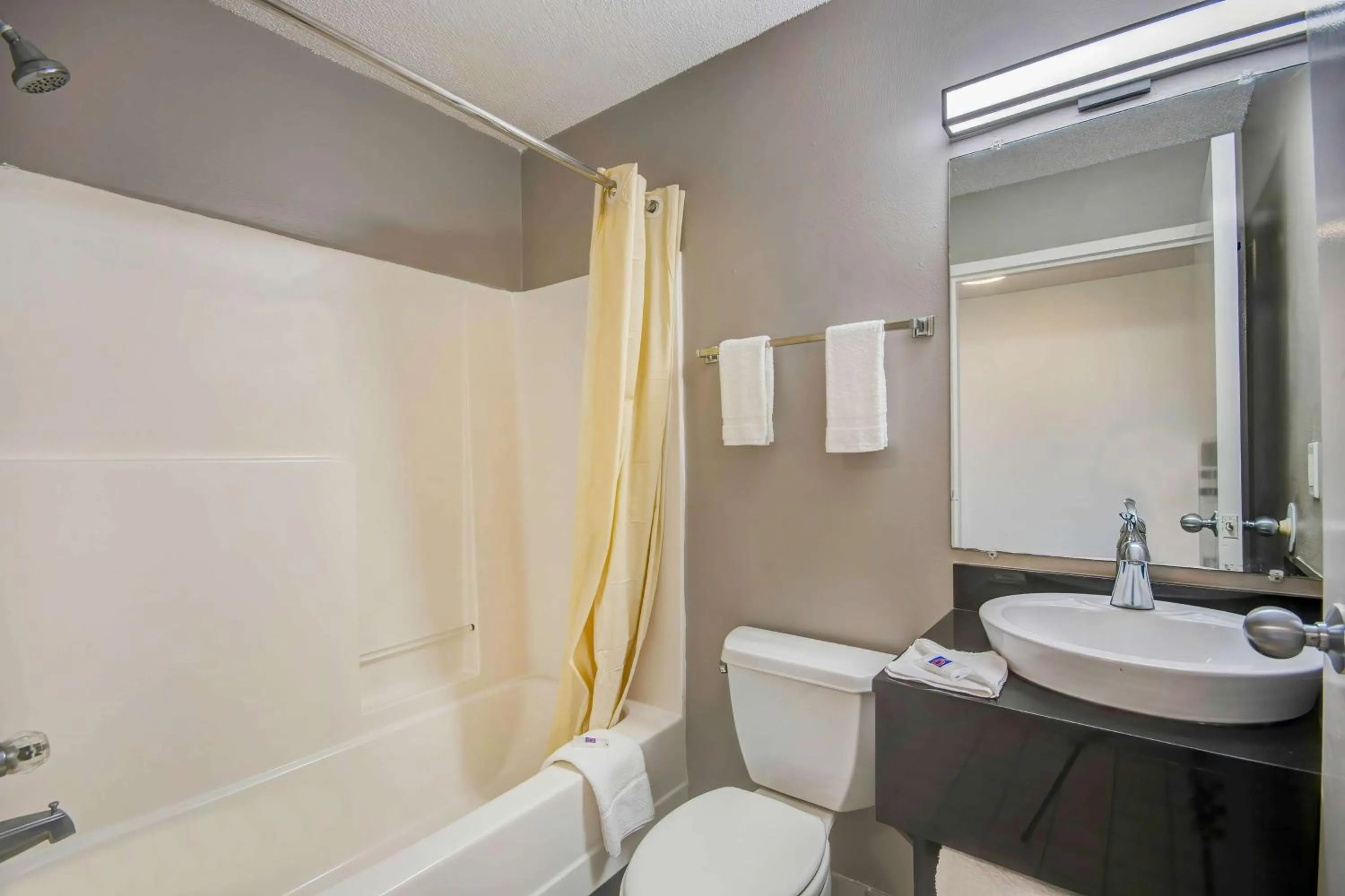 Queen Room - Disability Access - Non-Smoking in Studio 6-Ocean Springs, MS