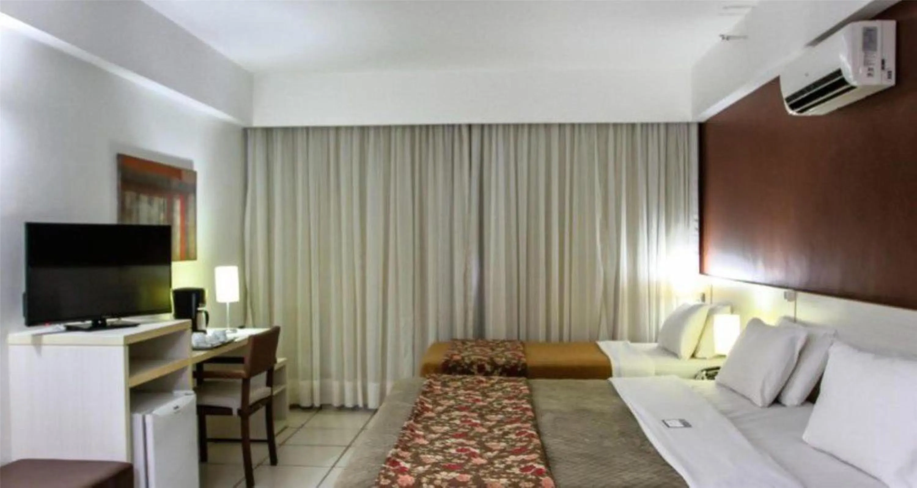 Deluxe Room with One Queen and One Single Bed in Best Western Suites Le Jardin Caldas Novas