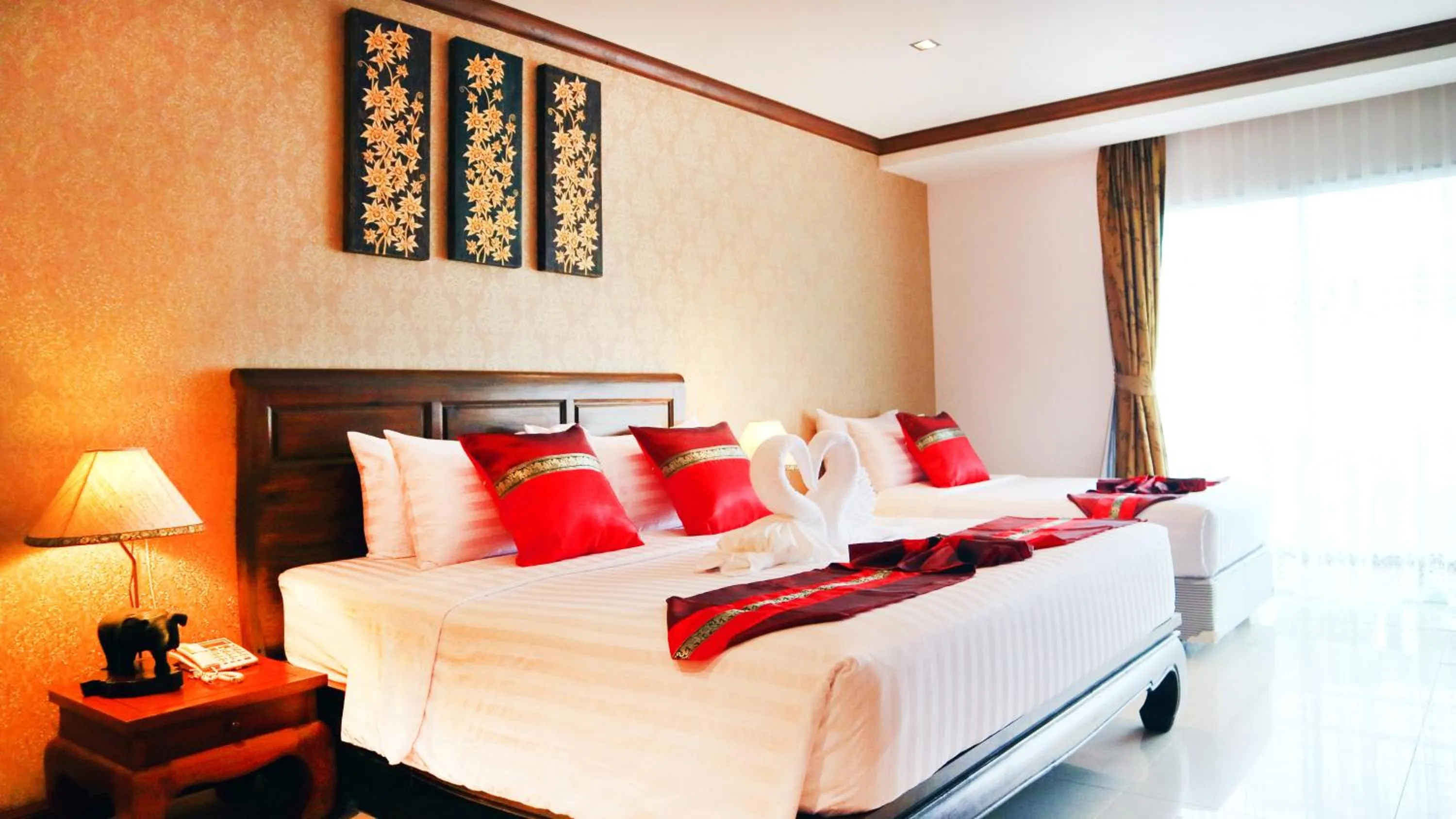 Deluxe Twin Room in Aiyaree Place Hotel SHA PLUS