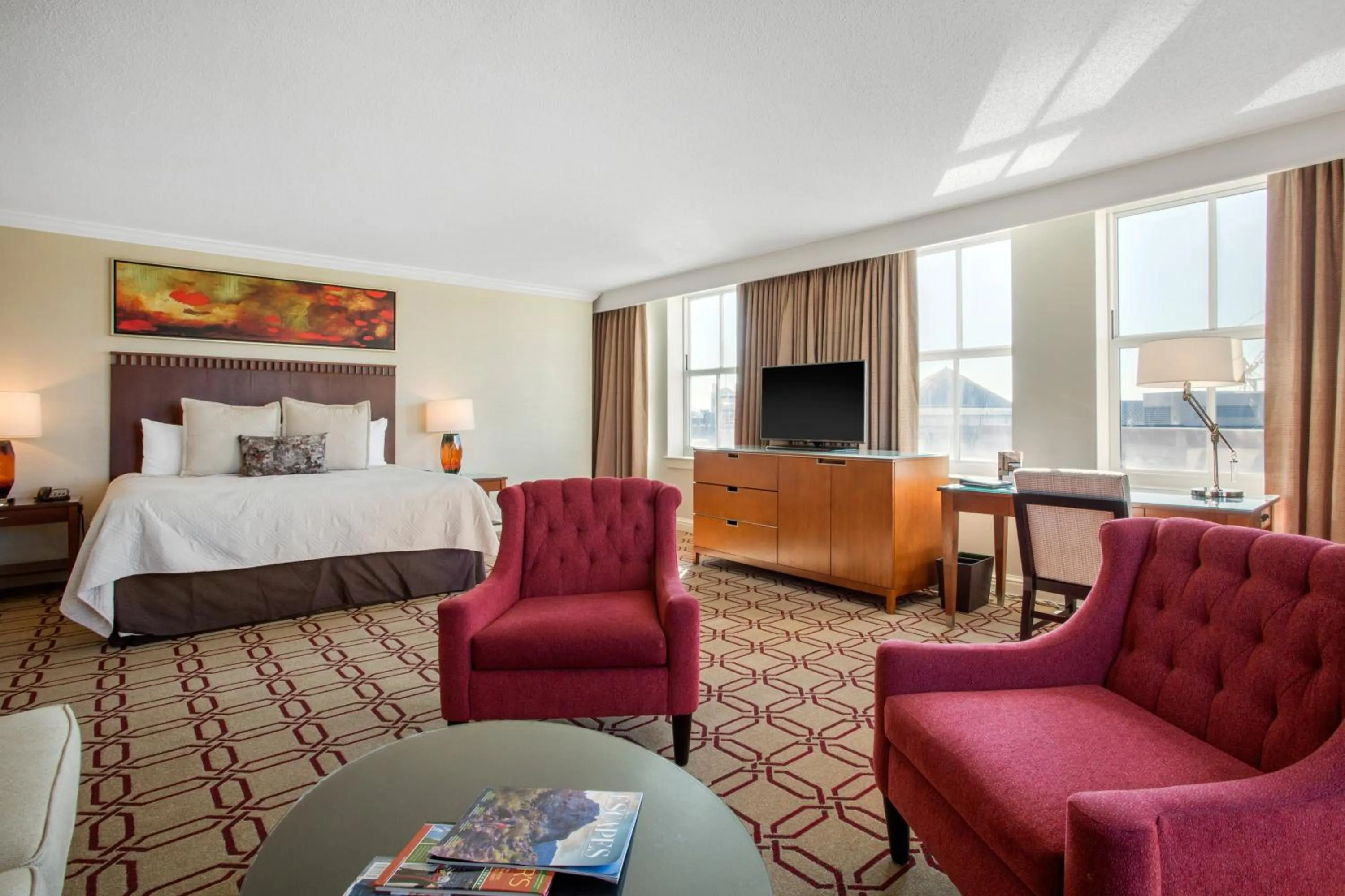 Corner Suite 1 King Bed in Omni Providence