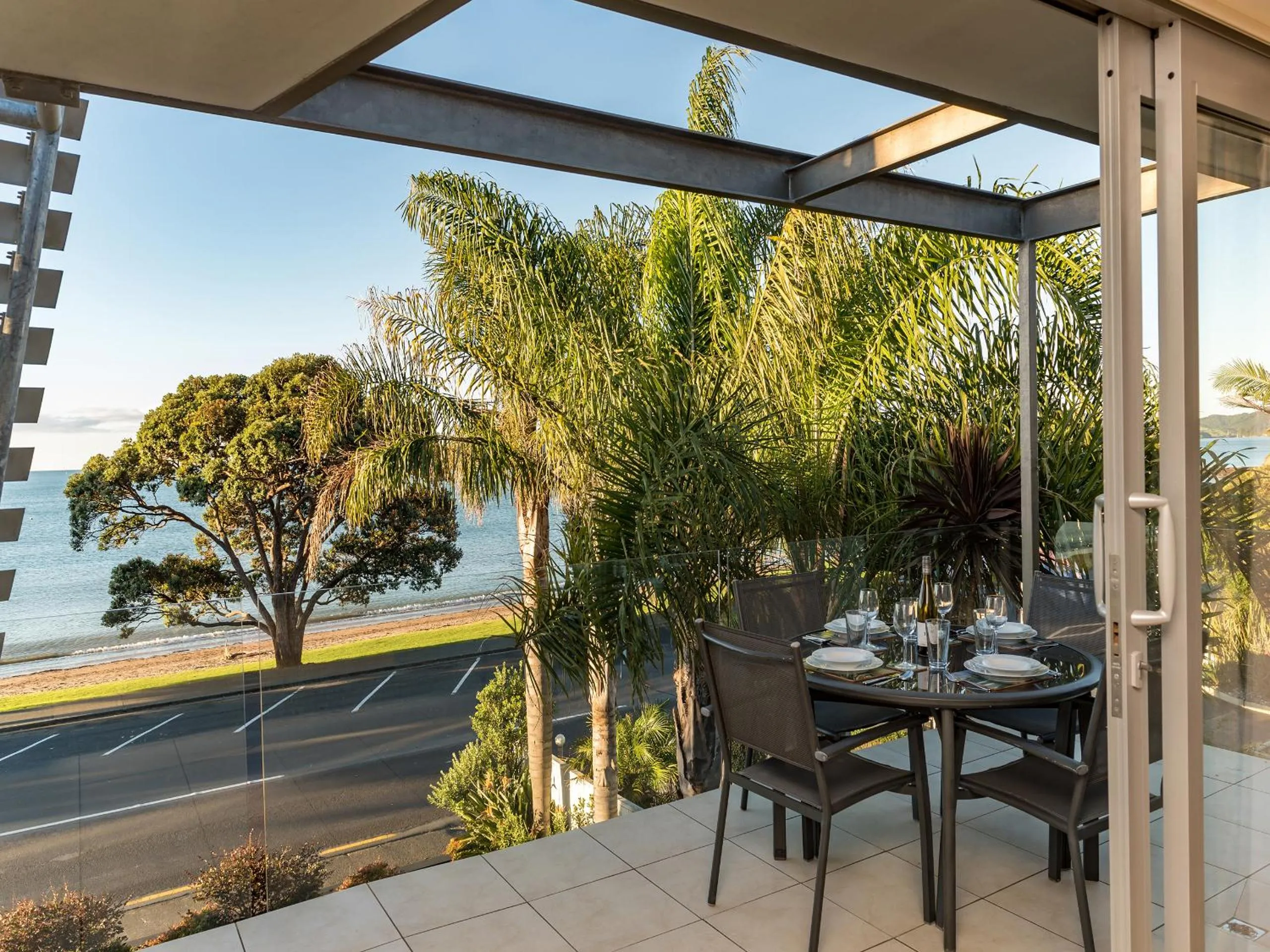 Premium Two-Bedroom Apartment with Sea View in Sea Spray Suites